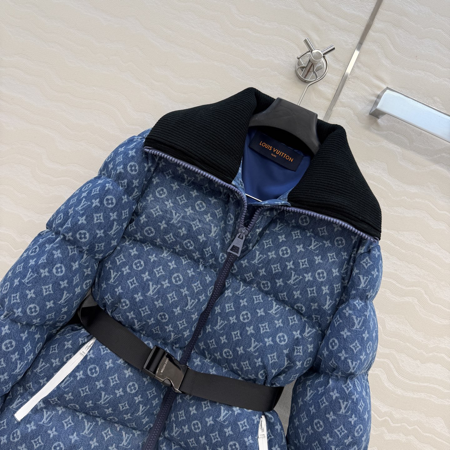 高端原单品质❤️爆单推荐L新品滑雪系列，MONOGRAM丹宁牛仔老花立领羽绒服外套！定制洗水牛仔面料软糯