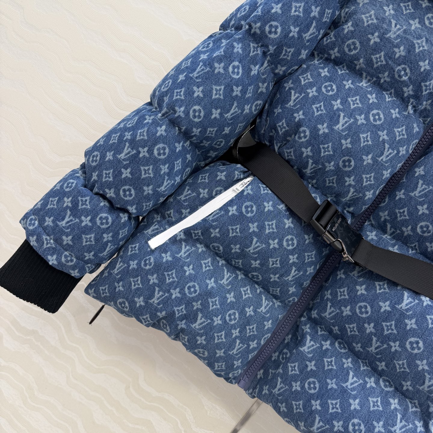 高端原单品质❤️爆单推荐L新品滑雪系列，MONOGRAM丹宁牛仔老花立领羽绒服外套！定制洗水牛仔面料软糯