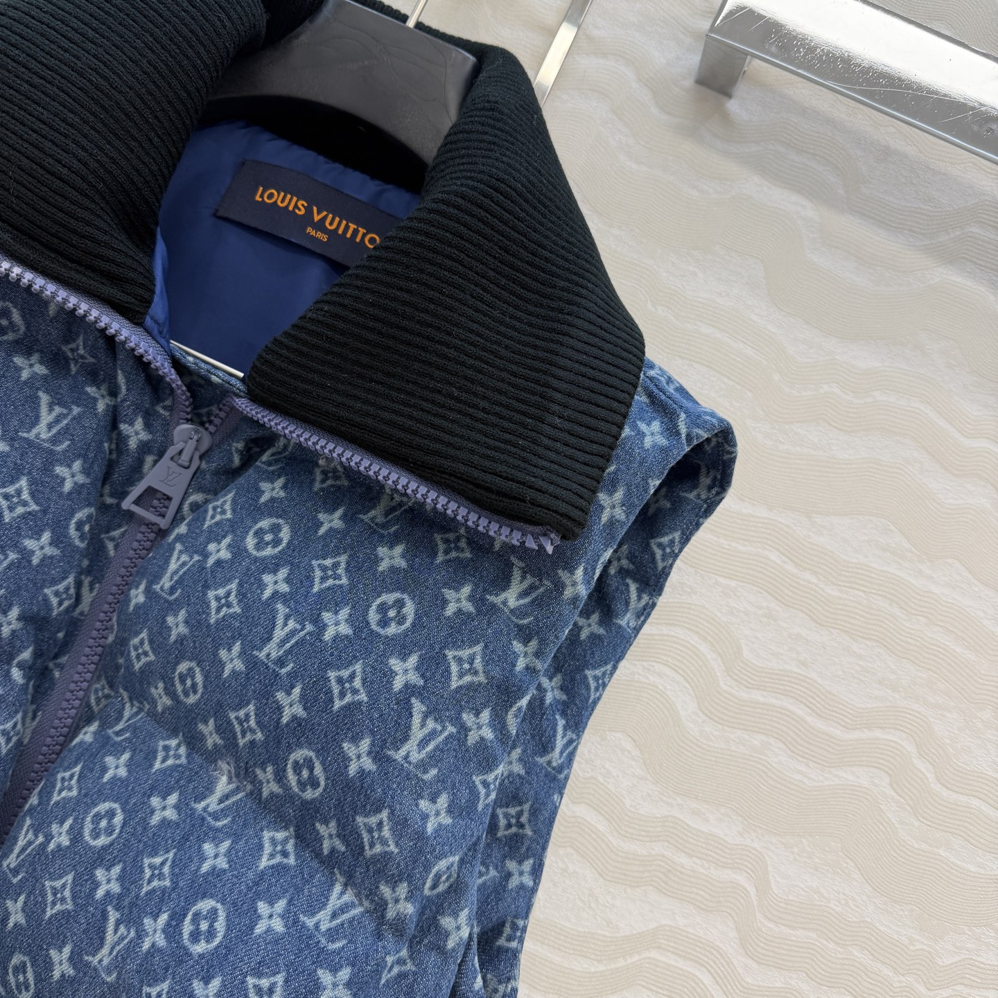 高端原单品质❤️爆单推荐L新品滑雪系列，MONOGRAM丹宁牛仔老花立领羽绒服马甲外套！定制洗水牛仔面料