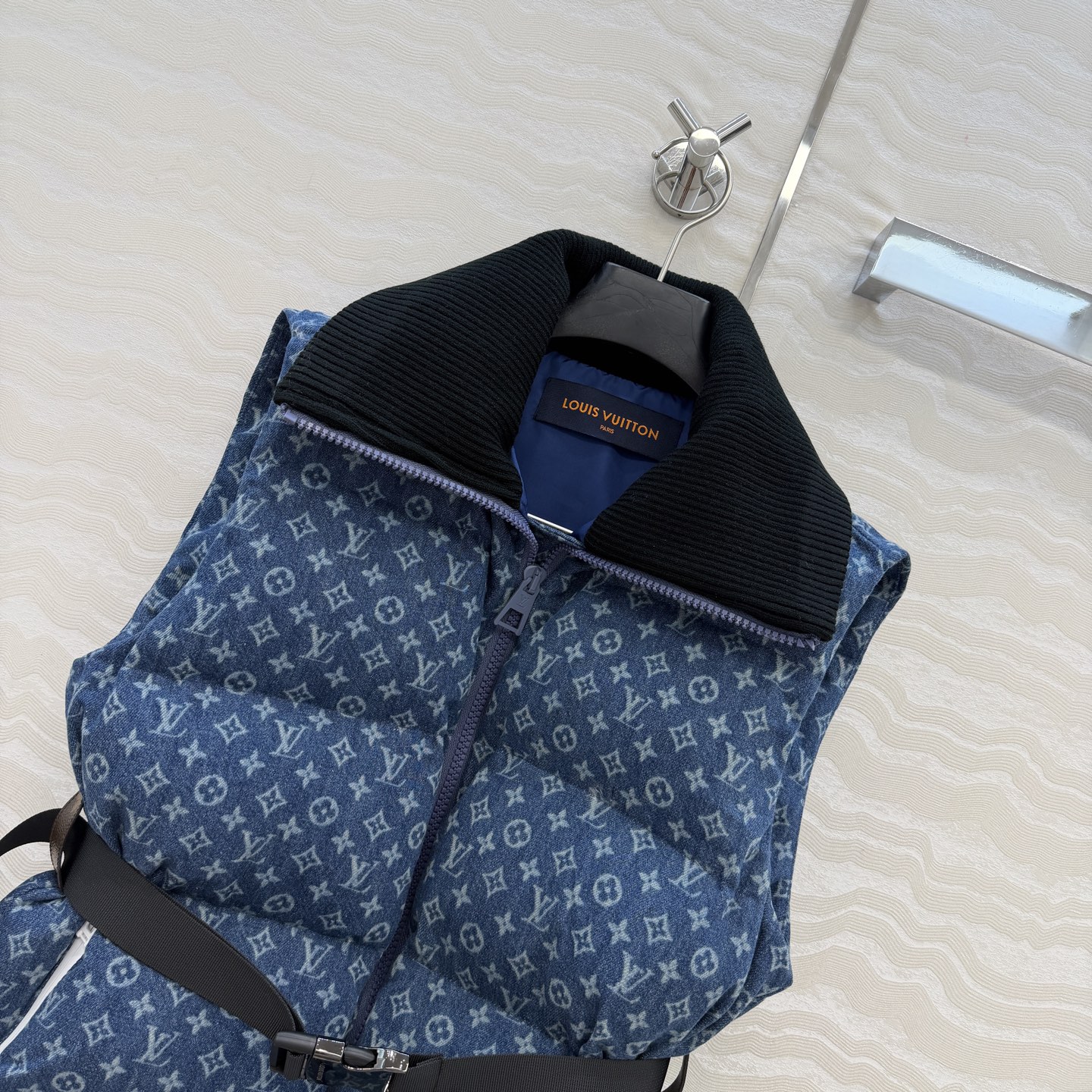 高端原单品质❤️爆单推荐L新品滑雪系列，MONOGRAM丹宁牛仔老花立领羽绒服马甲外套！定制洗水牛仔面料