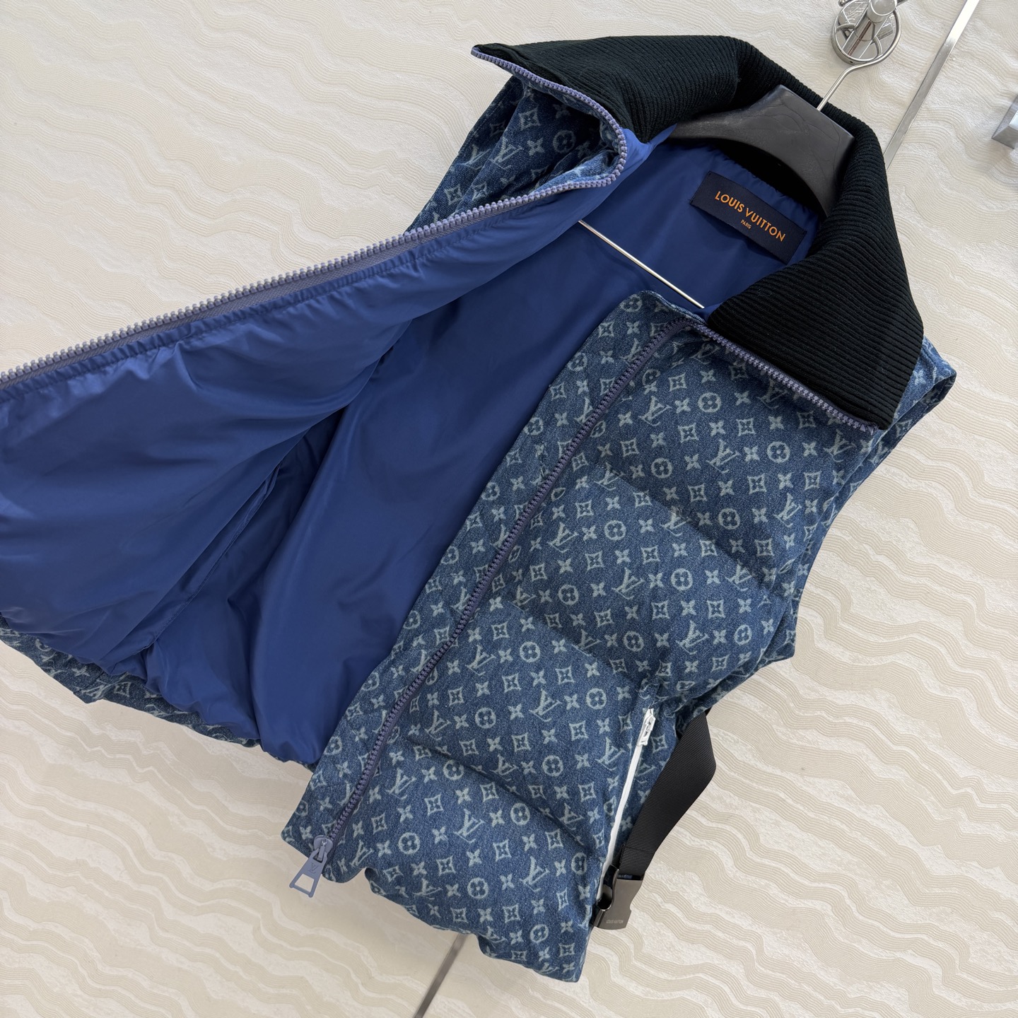 高端原单品质❤️爆单推荐L新品滑雪系列，MONOGRAM丹宁牛仔老花立领羽绒服马甲外套！定制洗水牛仔面料