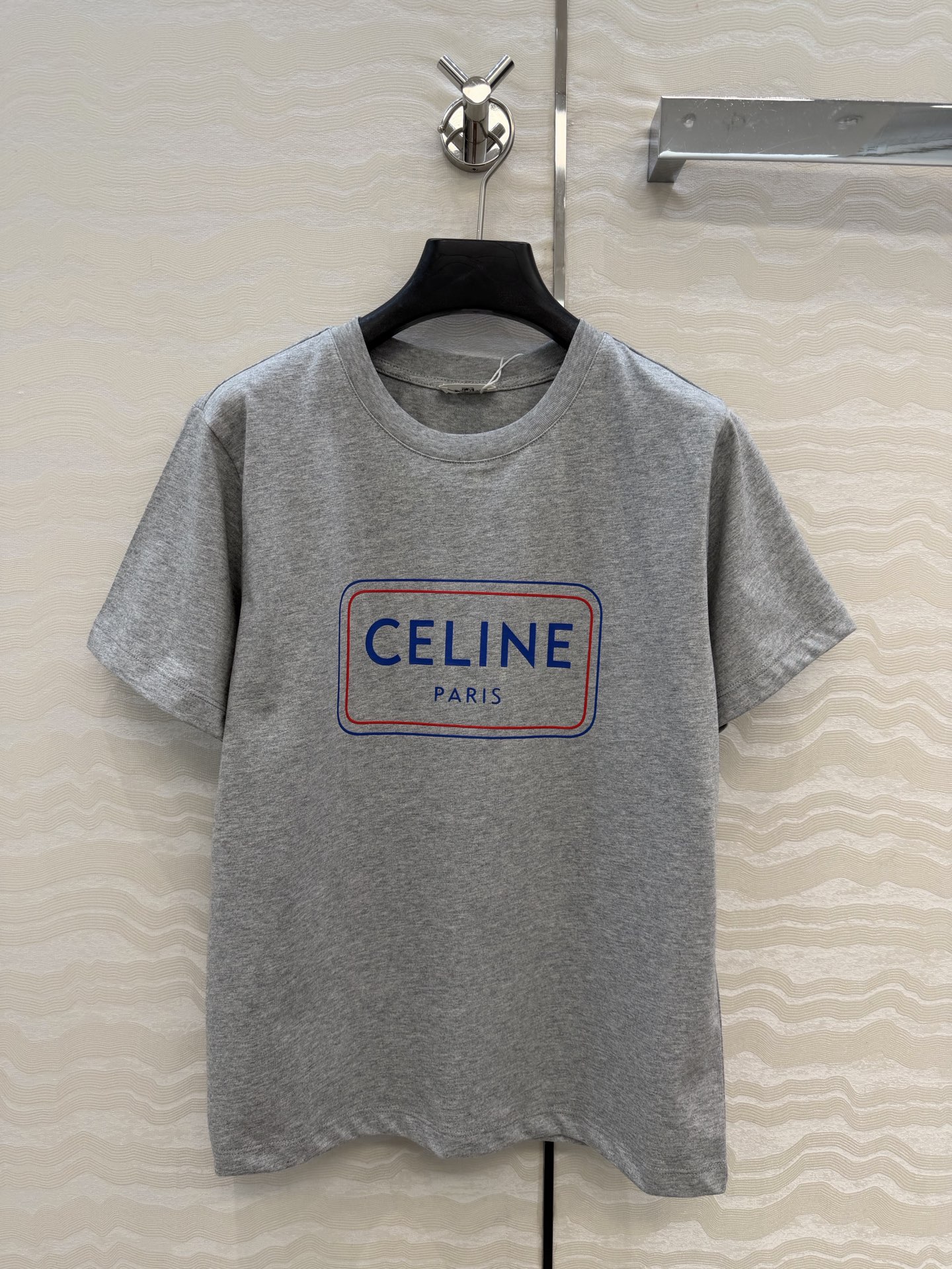 NO:637772,The most popular recommendation is the original quality CE revolving door short-sleeved T-shirt, with positioning letter logo printing, light cotton fabric texture, soft and comfortable, fashionable and essential item to unlock all outfits!  Look for our quality!  Classic items are fashionable and high-end!  The classic version is versatile and easy to wear!  It is highly recommended to reserve money for your own use. Two colors and 3 codes are available for grabs now!  Size S shoulder width 38, bust 90, length 59., Celine-clothing,celine,T-shirt,tees,t-shirt,alexander wang19860909爆单推荐原单品质CE旋门短袖T恤,定位字母logo印花,轻盈纯棉面料质感柔软舒适,时髦精必备单品解锁所有穿搭！认准我家品质！经典单品时髦又高级！经典版型百搭不挑人！强烈推荐自留款.两色3码 现货开抢！S码肩宽38,胸围90,衣长59.,赛琳-服装,celine,T-shirt,tees，t-shirt,alexander wang,Women's clothing