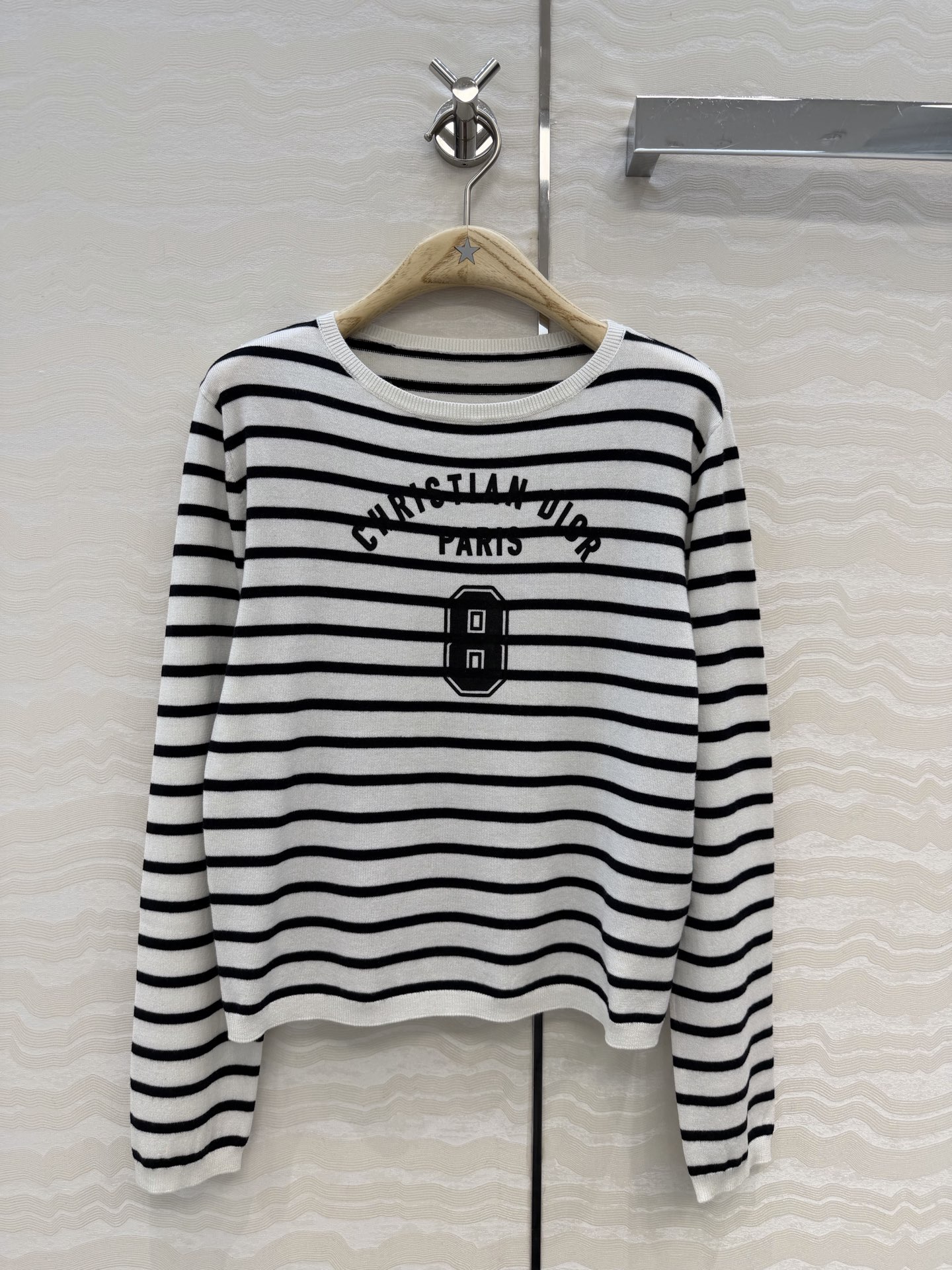 NO:637771,Original quality MissD navy striped lucky number 8 knitted long-sleeved top!  Stripe lovers love versatile items!  The original imported yarn is soft, delicate, breathable and comfortable!  The classic round neck style makes the upper body look slimmer!  Positioned printed logo is an elegant and fashionable item!  Bai Fumei must enter!  Imported woven 16-needle technology. Three sizes in one color, size 38, shoulder width 40, bust 88, length 53., Dior-clothing, dior, alexander wang19860909原单品质MissD 海军风条纹幸运8号针织长袖上衣！条纹控最爱百搭单品！原版进口纱线质感柔软细腻透气舒适！经典圆领版型上身巨显瘦！定位印花logo优雅又时髦气质单品！白富美必入！进口机织16针工艺.一色三码,38码,肩宽40,胸围88,衣长53.,迪奥-服装,dior,alexander wang,Women's clothing