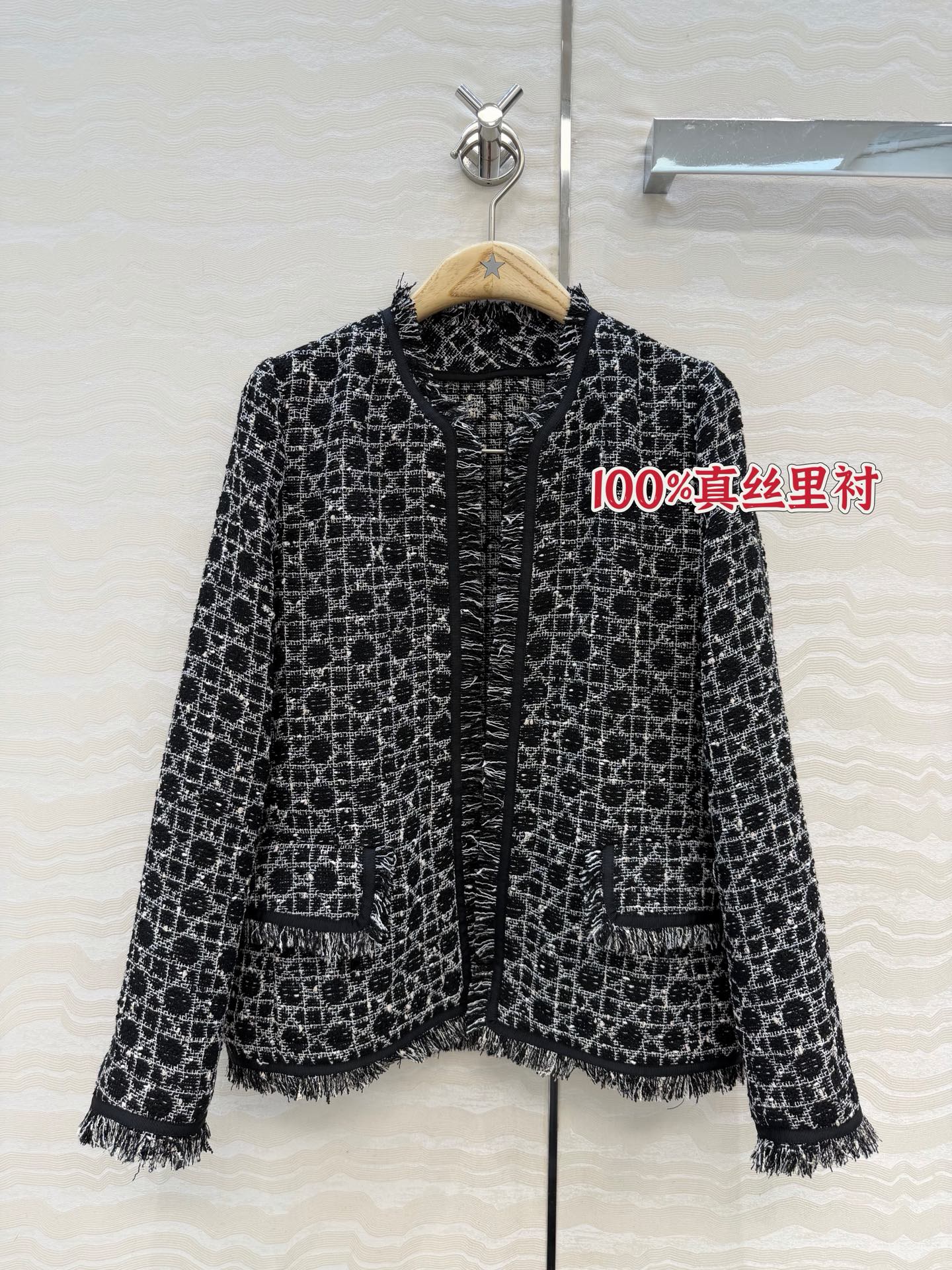 NO:637766,High-end original order quality!  Look for my silk lining. Miss D 26 new early spring new Princess Diana cannage pattern round collar fur fringe small coat, the original developed and customized three-dimensional woven tweed fabric is three-dimensional and wide!  Age-reducing temperament, the classic H-shaped upper body makes you slim and tall!  Versatile and not picky, it has French elegance in high-end black and white tones, original custom-made hand-pulled tassel edge craftsmanship, sleeves lined with the same silk as in the store, and full-bundle hemming for perfect workmanship. Look at the details for quality!  One color size 36.38.40, size 36 shoulder width 35, bust 88, length 62., Dior-clothing, dior, jackets & coats, real silk, alexander wang19860909高端原单品质！认准我家真丝里衬. Miss D 26早春新品戴妃藤格纹圆领毛须边小外套,原版开发定制立体编织粗花呢面料立体挺阔！减龄气质经典H版型上身显瘦又高挑！百搭不挑人高级黑白调法式优雅气质,原版定制手工拔毛流苏边工艺,袖子内衬专柜一致真丝,全捆条包边完美做工品质看细节！一色36.38.40码,36码肩宽35,胸围88,衣长62.,迪奥-服装,dior,jackets & coats,real silk,alexander wang,Women's clothing