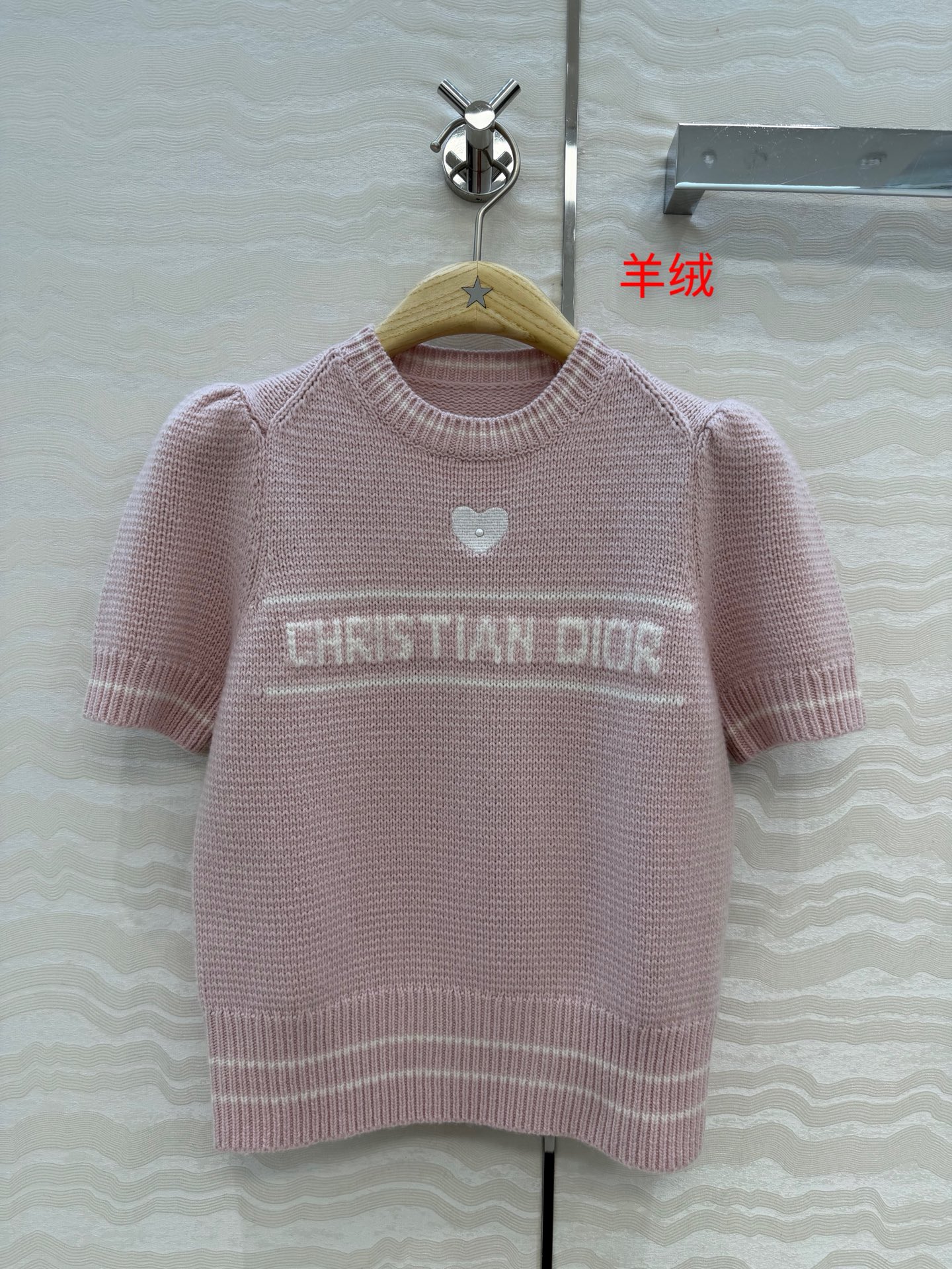 NO:676825,High-end original quality MissD*25s limited new product!  Cashmere short-sleeved sweater with embroidered love letters!  Custom-imported 70% wool and 30% cashmere yarn has a great texture!  The positioning intarsia craftsmanship is super beautiful. Bai Fumei is a must-have!  Luxurious high-end single product, classic versatile version, elegant temperament and age-reducing girlish style. It looks good with gauze skirt and jeans. Two colors of size 3, size 36 bust 82, length 50., Dior-clothing, dior, skirts, jeans, sweaters, T-shirt,19860909高端原单品质MissD*25s限定新品！刺绣爱心字母羊绒短袖毛衣！客定进口70羊毛30羊绒纱线质感超赞！定位嵌花工艺超美.白富美必入！奢华高级单品,经典百搭版型气质优雅减龄少女风.搭配纱裙牛仔裤都好看.两色3码,36码胸围82,衣长50.,迪奥-服装,dior,skirts,jeans,sweaters,T-shirt,,Women's clothing