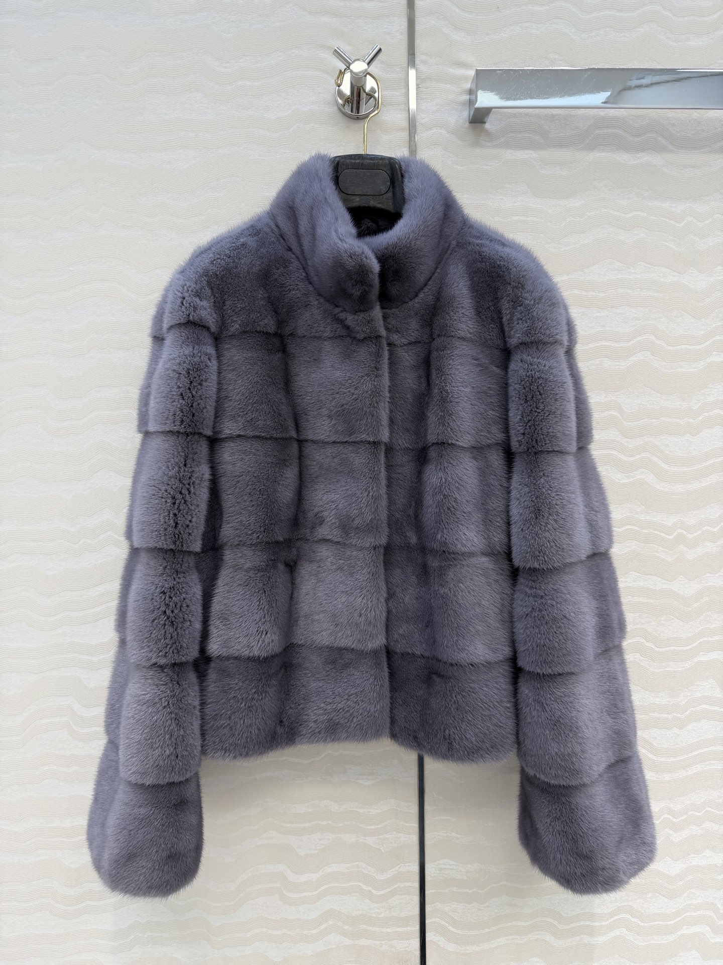 NO:660430,Exclusively customized high-end top-quality goods, Row-style high-intellectual wear, Purple Label from Copenhagen Auction House, Denmark!  Premium mink fur coat!  Pure natural fur is super rare!  Definitely everyone’s dream mink!  Rare fur!  Rich ladies and sisters, hurry up!  High-end luxury items are a must-have for white, rich and beautiful goddesses!  A timeless fur coat that you can wear all year round!  Perfect details verification!  The original H version of Longtermism is elegant and unobtrusive, with an elegant and casual sense of fashion and high-end!  Luxurious and elegant upper body with glossy and smooth texture!  Perfect handmade craftsmanship, there is no need to question the quality of our professional master craftsmanship!  Order quickly!  Three colors and two sizes. M size: bust 108, length 55.4, women's clothing,  19860909独家定制高端顶级好货,Row风高智感穿搭,丹麦哥本哈根拍卖行紫标！高级小母貂皮草大衣！纯天然皮草超难得！绝对是所有人的梦中情貂！稀有皮草！富婆姐姐们赶紧冲！白富美女神必入高奢单品！一年穿都不会过时的皮草大衣！完美细节验证！长期主义原版H版型大气不挑人,自带优雅随性的时髦高级感！光泽幼滑质感上身奢华高贵！完美纯手工制作工艺,我家专业老师傅手工艺品质无需质疑！速度下单！三色两码.M码:胸围108,衣长55.四,女装, ,Women's clothing