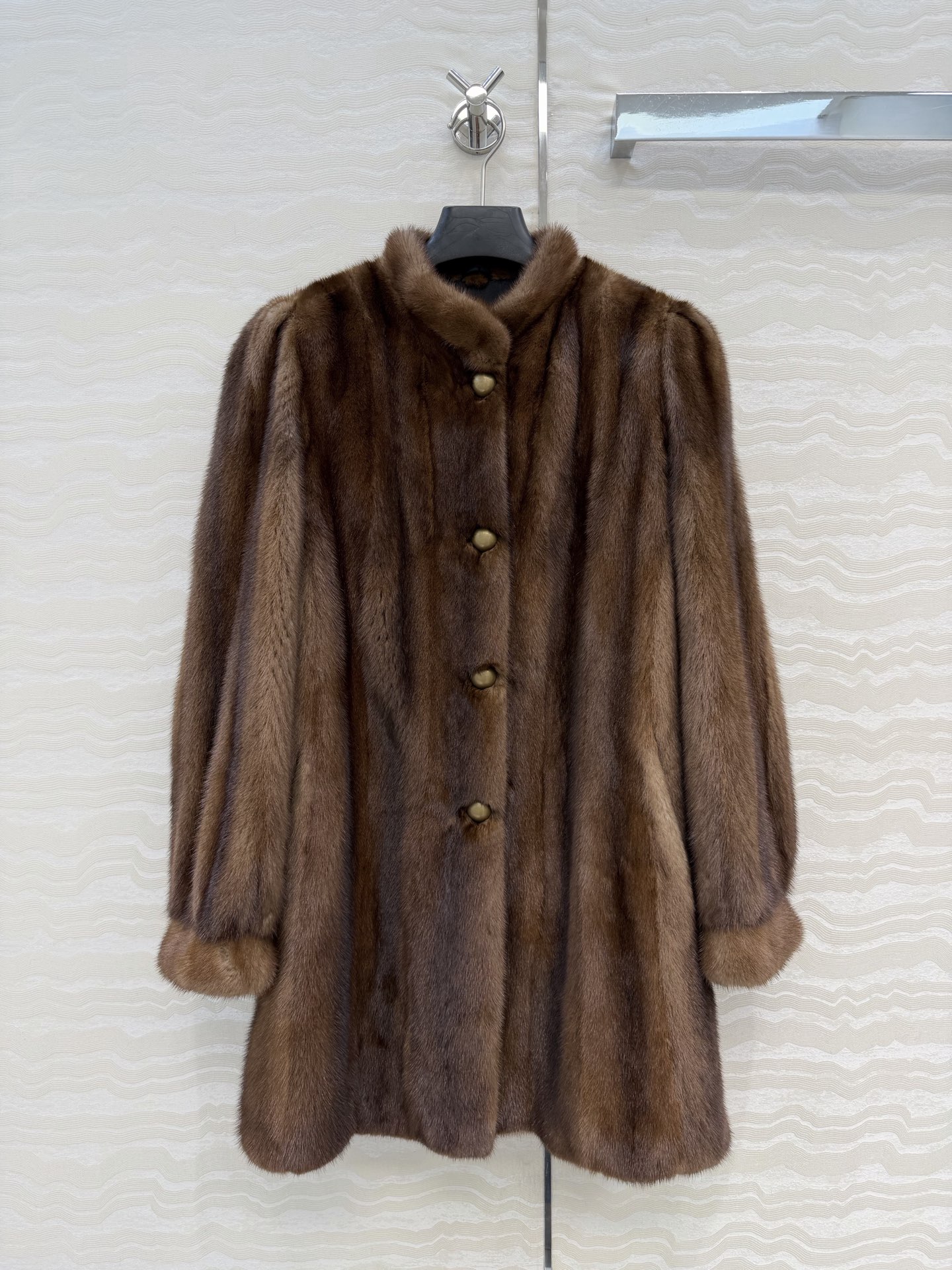 NO:660435,High-end fashionable goods, Row style purple mink coat from Copenhagen auction house in Denmark!  The whole piece is made using pure hand-drawn knife craftsmanship!  The pure natural color, antique style and retro beauty are the absolute dream mink!  The rich and beautiful goddess must buy high-end and fashionable items!  A timeless fur coat that you can wear all year round!  Perfect details verification!  The original A-line version with small stand-up collar and lantern cuffs is elegant and unobtrusive. It has an elegant and casual fashionable and high-end feel!  The hair needles are delicate, shiny and smooth, making the upper body luxurious and noble!  Perfect handmade craftsmanship, there is no need to question the quality of our professional master craftsmanship!  Order quickly!  ML is in stock in small quantities. Size M: bust 104, length 83.4, women's clothing,  19860909高端时髦好货,Row风丹麦哥本哈根拍卖行紫标水貂大衣！整件采用纯手工抽刀工艺做法！纯天然色中古风复古美感绝对的梦中情貂！白富美女神必入高奢时髦单品！一年穿都不会过时的皮草大衣！完美细节验证！原版小立领灯笼袖口A字版型大气不挑人.优雅随性的时髦高级感！毛针细腻光泽幼滑质感上身奢华高贵！完美纯手工制作工艺,我家专业老师傅手工艺品质无需质疑！速度下单！ML少量现货.M码:胸围104,衣长83.四,女装, ,Women's clothing