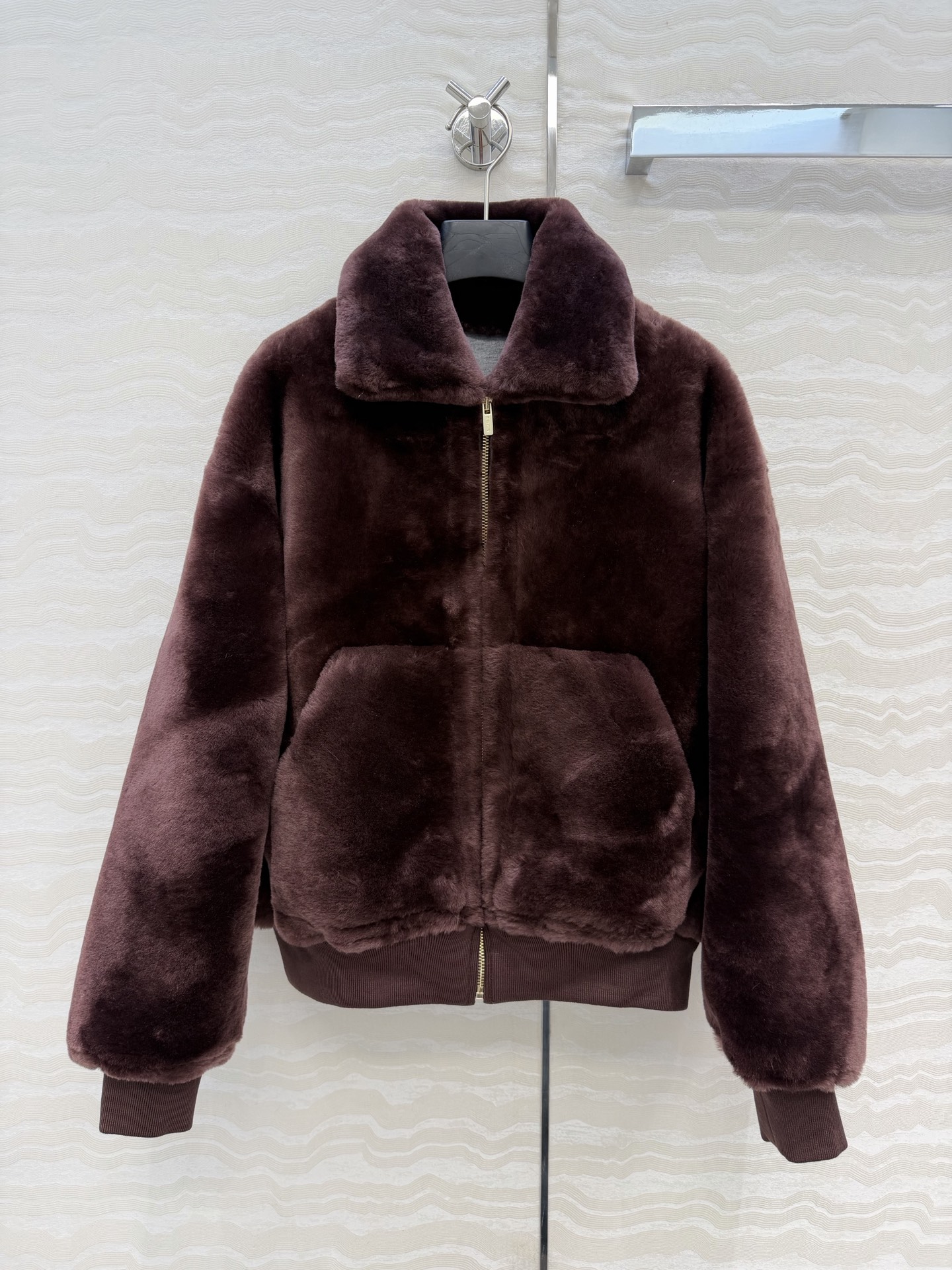 NO:660404,High-end original order quality!  Miu style girly outfits!  Imported Spanish purebred Merino Baka fur, small lapels, overzise, ​​loose fit, plush texture, super soft to the touch!  The version perfectly interprets the simple and elegant high-end fashion sense!  Composite pure cotton sweatshirt technology. Perfect hemming with the wool side facing out. Verification of the details of the pure hand-made hemming process!  The upper body age reduction effect is super handsome!  Thick fur, super warm, no bloat, no need to question the quality of workmanship!  See it for yourself, 36.38.40. Three codes. Speed ​​up the order!  Size 38: bust 122, length 61.4, Miumiu-clothing, miumiu, hoodie, sweatshirts,  19860909高端原单品质！miu系少女穿搭！进口西班牙纯种美丽奴巴卡皮毛一体,小翻领overzise宽松版型毛绒绒的质感手感超柔！版型完美演绎简约大气的高级时髦感！复合纯棉卫衣工艺.毛面朝外完美包边纯手工包边工艺细节验证！上身减龄效果超帅！厚实皮毛 超级保暖 拒绝臃肿超级大爱做工品质无需质疑！自己看一色36.38.40.三码.速度砸单！38码: 胸围122,衣长61.四,缪缪-服装,miumiu,hoodie,sweatshirts, ,Women's clothing