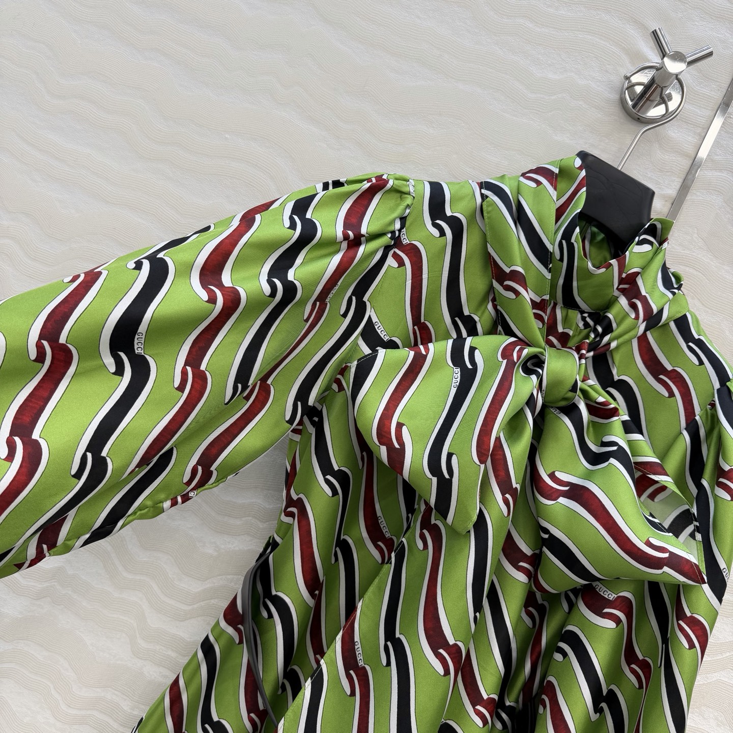 高端原单品质💕26春夏GG丝带3D立体印花真丝连衣裙。100%真丝斜纹绸，超长飘带设计，定位对花剪裁工艺