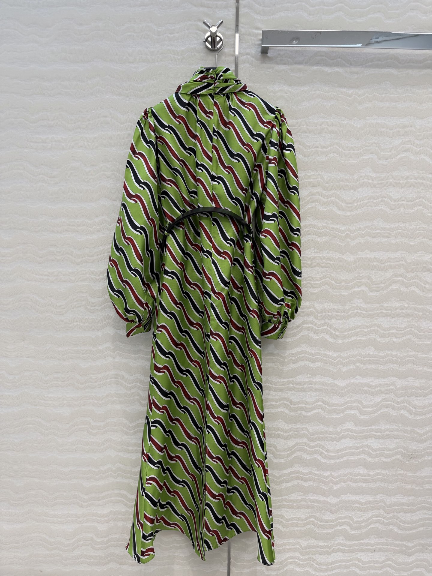 高端原单品质💕26春夏GG丝带3D立体印花真丝连衣裙。100%真丝斜纹绸，超长飘带设计，定位对花剪裁工艺