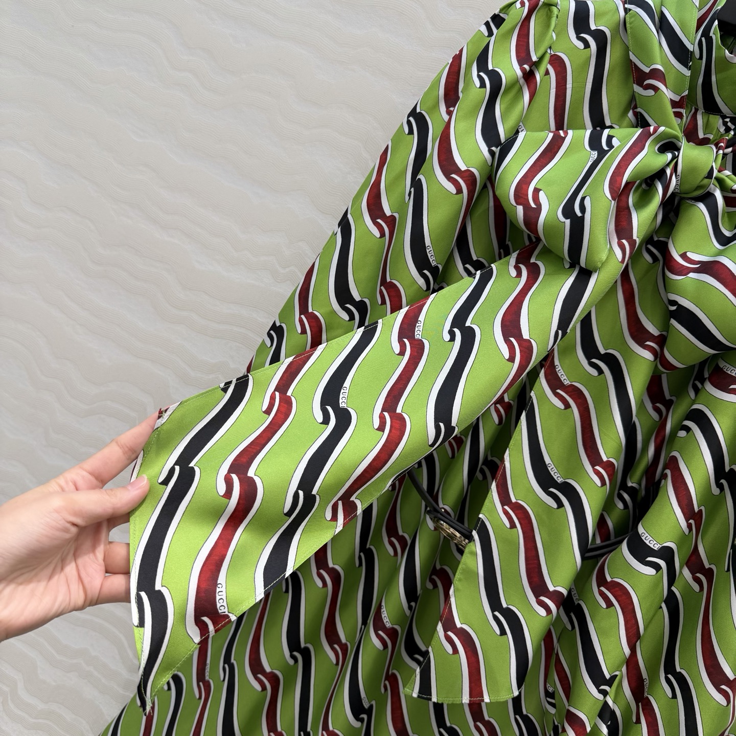 高端原单品质💕26春夏GG丝带3D立体印花真丝连衣裙。100%真丝斜纹绸，超长飘带设计，定位对花剪裁工艺