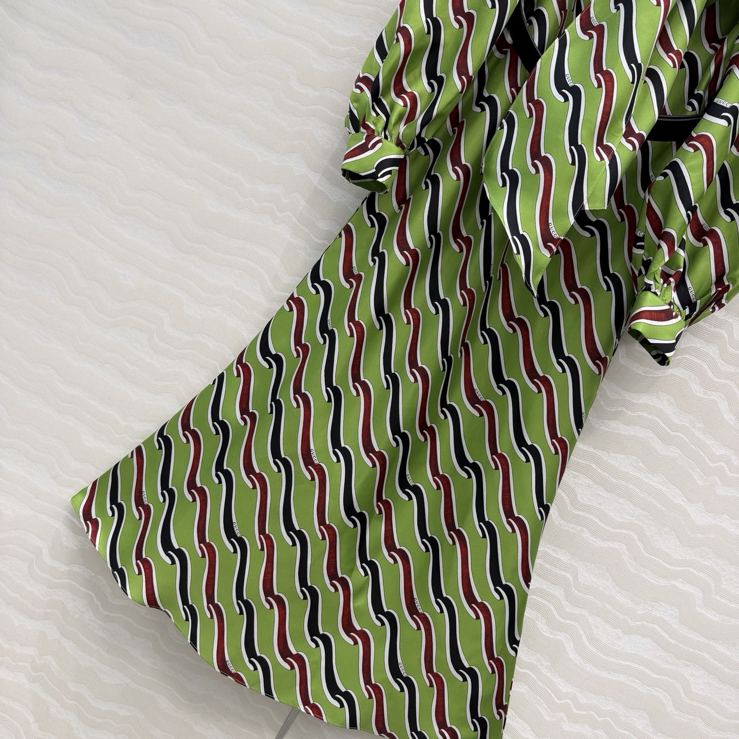 高端原单品质💕26春夏GG丝带3D立体印花真丝连衣裙。100%真丝斜纹绸，超长飘带设计，定位对花剪裁工艺