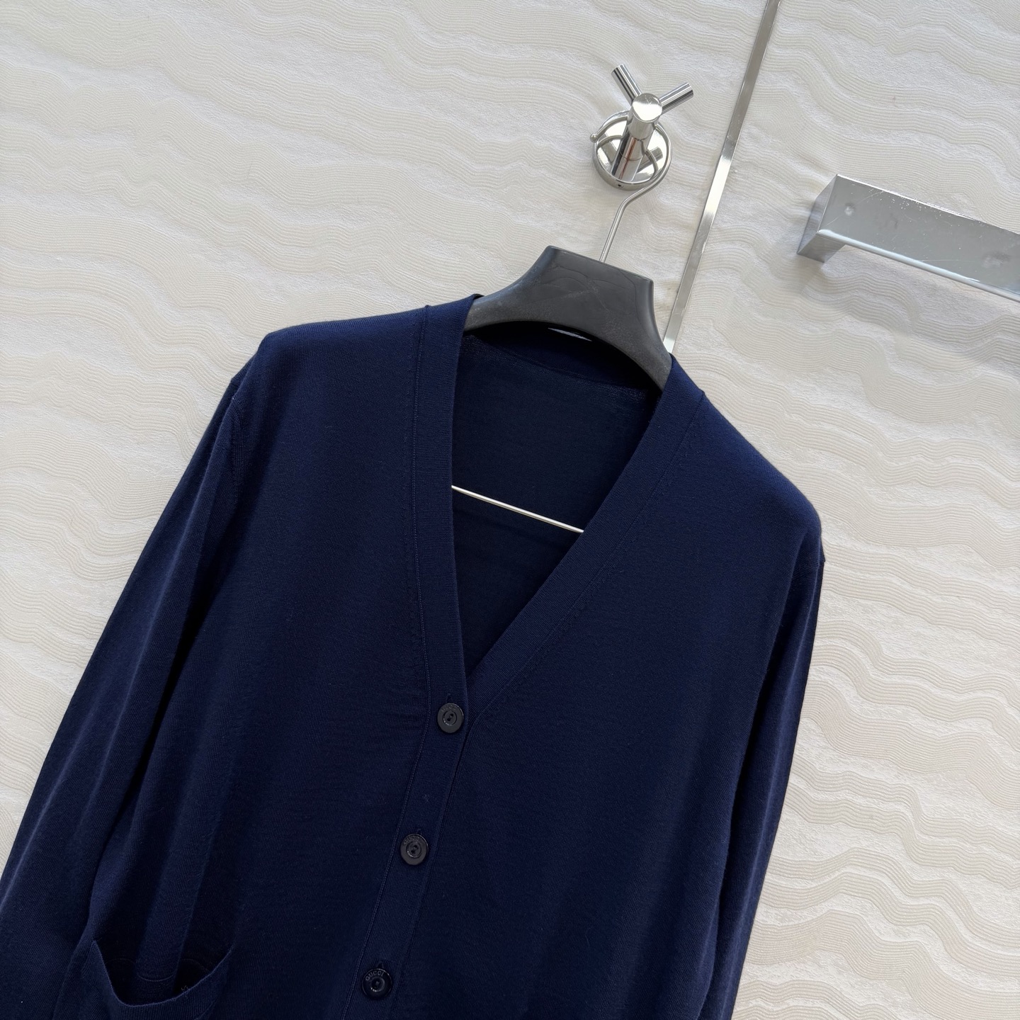 高端原单品质，❤️GG长期主义穿搭V领开衫！高定80支羊毛18针羊毛软糯细腻，定制瑞士机18针工艺，进口