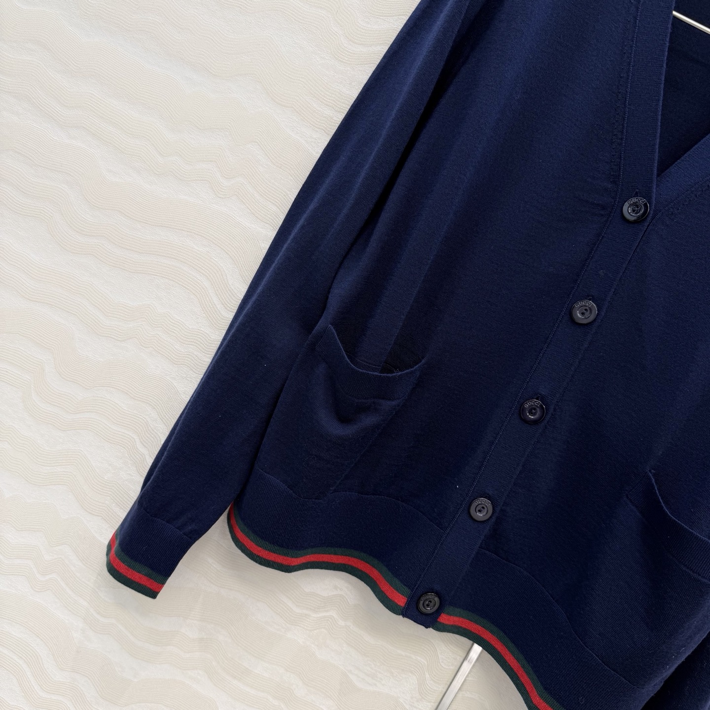 高端原单品质，❤️GG长期主义穿搭V领开衫！高定80支羊毛18针羊毛软糯细腻，定制瑞士机18针工艺，进口