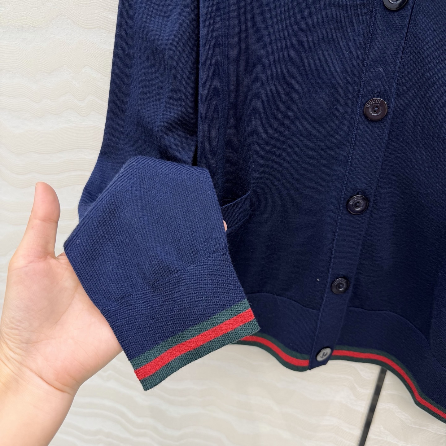 高端原单品质，❤️GG长期主义穿搭V领开衫！高定80支羊毛18针羊毛软糯细腻，定制瑞士机18针工艺，进口