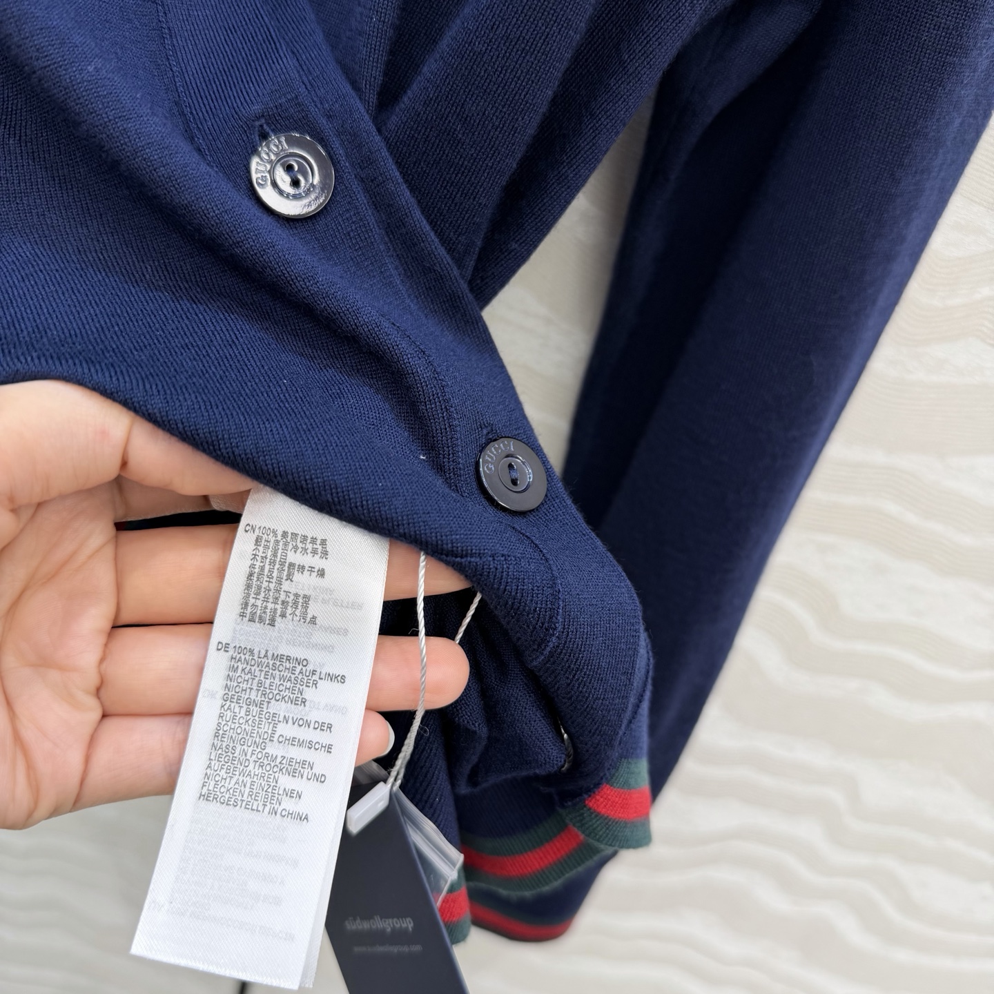 高端原单品质，❤️GG长期主义穿搭V领开衫！高定80支羊毛18针羊毛软糯细腻，定制瑞士机18针工艺，进口