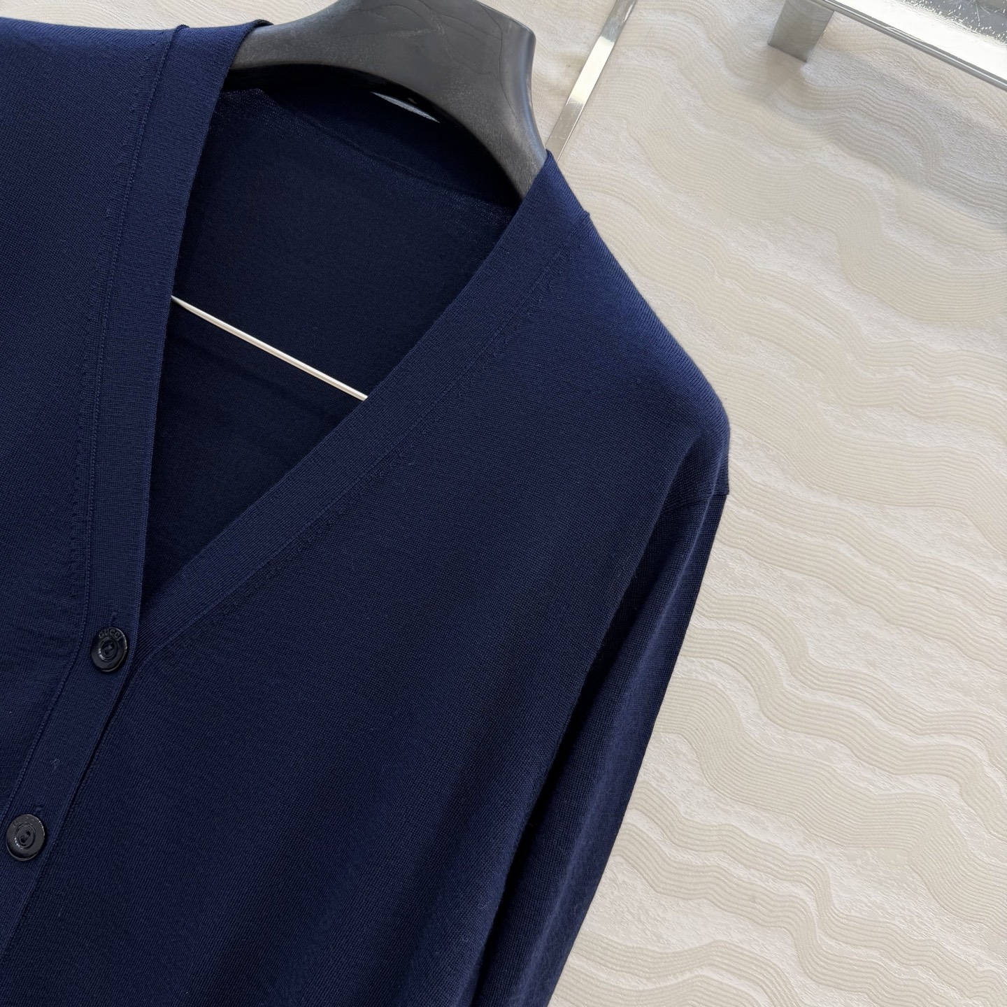 高端原单品质，❤️GG长期主义穿搭V领开衫！高定80支羊毛18针羊毛软糯细腻，定制瑞士机18针工艺，进口