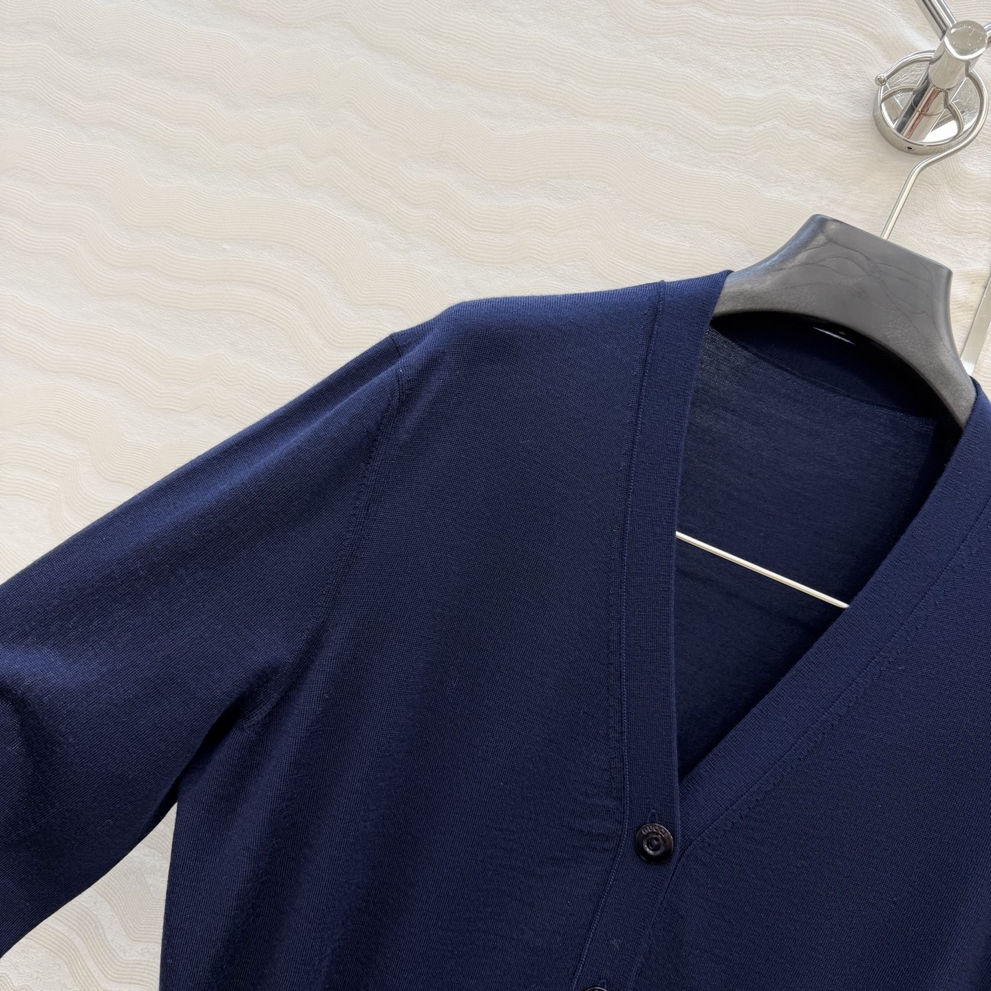 高端原单品质，❤️GG长期主义穿搭V领开衫！高定80支羊毛18针羊毛软糯细腻，定制瑞士机18针工艺，进口