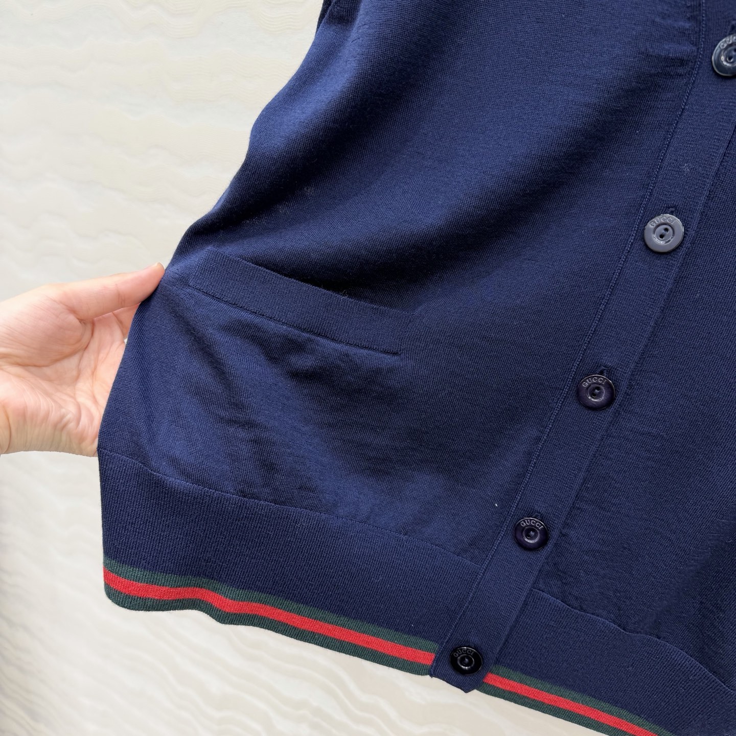 高端原单品质，❤️GG长期主义穿搭V领开衫！高定80支羊毛18针羊毛软糯细腻，定制瑞士机18针工艺，进口