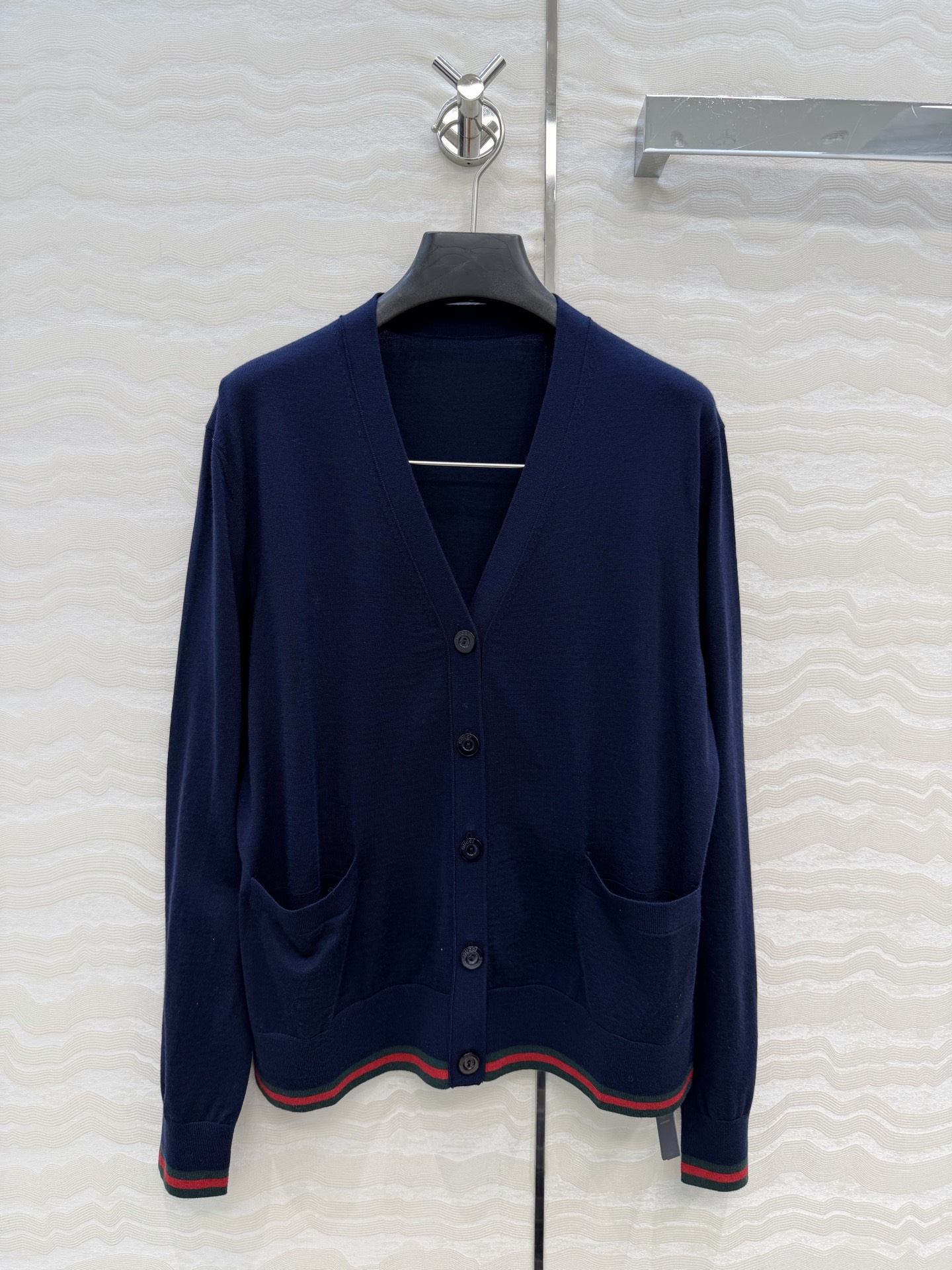 高端原单品质，❤️GG长期主义穿搭V领开衫！高定80支羊毛18针羊毛软糯细腻，定制瑞士机18针工艺，进口