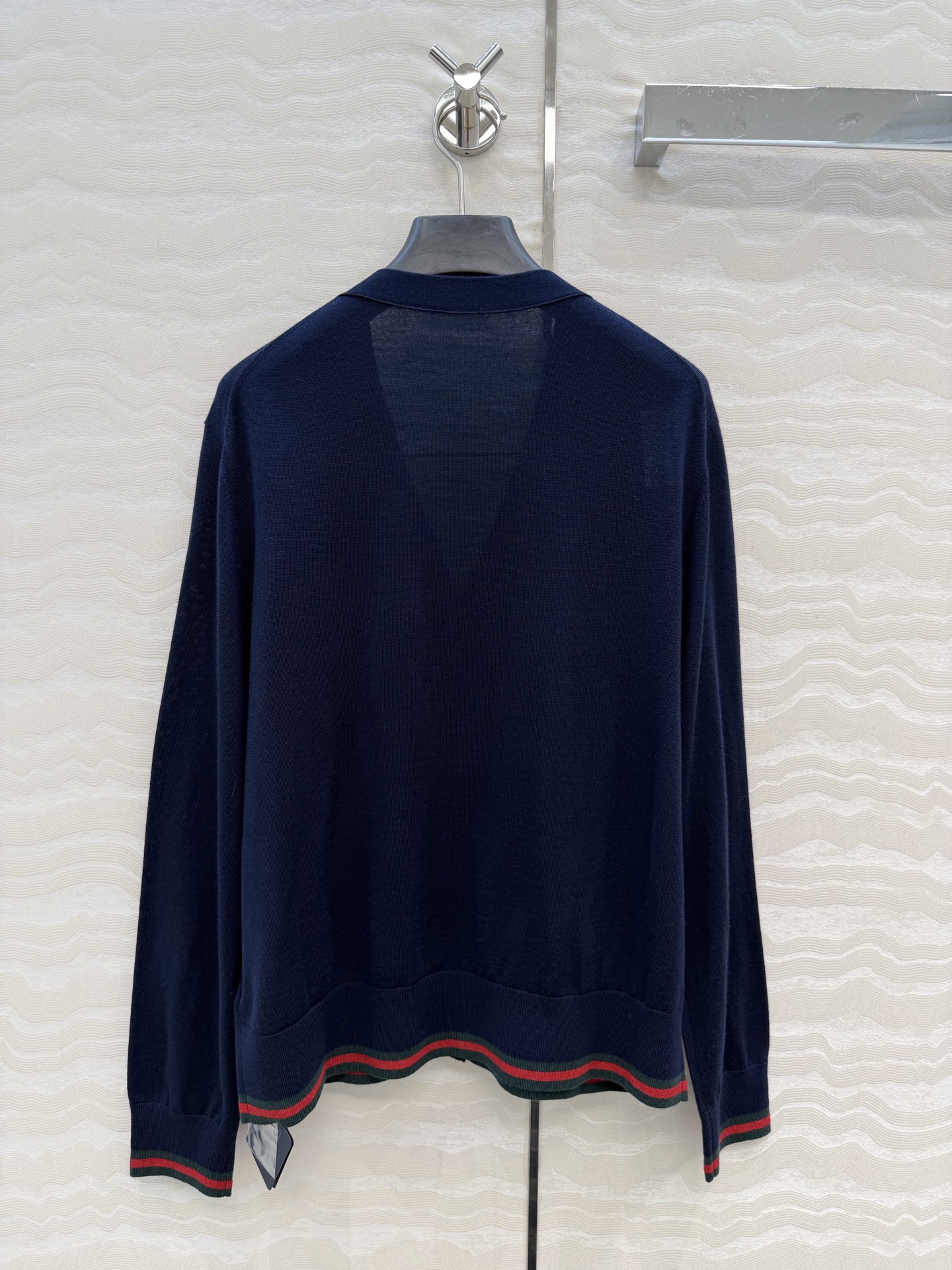 高端原单品质，❤️GG长期主义穿搭V领开衫！高定80支羊毛18针羊毛软糯细腻，定制瑞士机18针工艺，进口