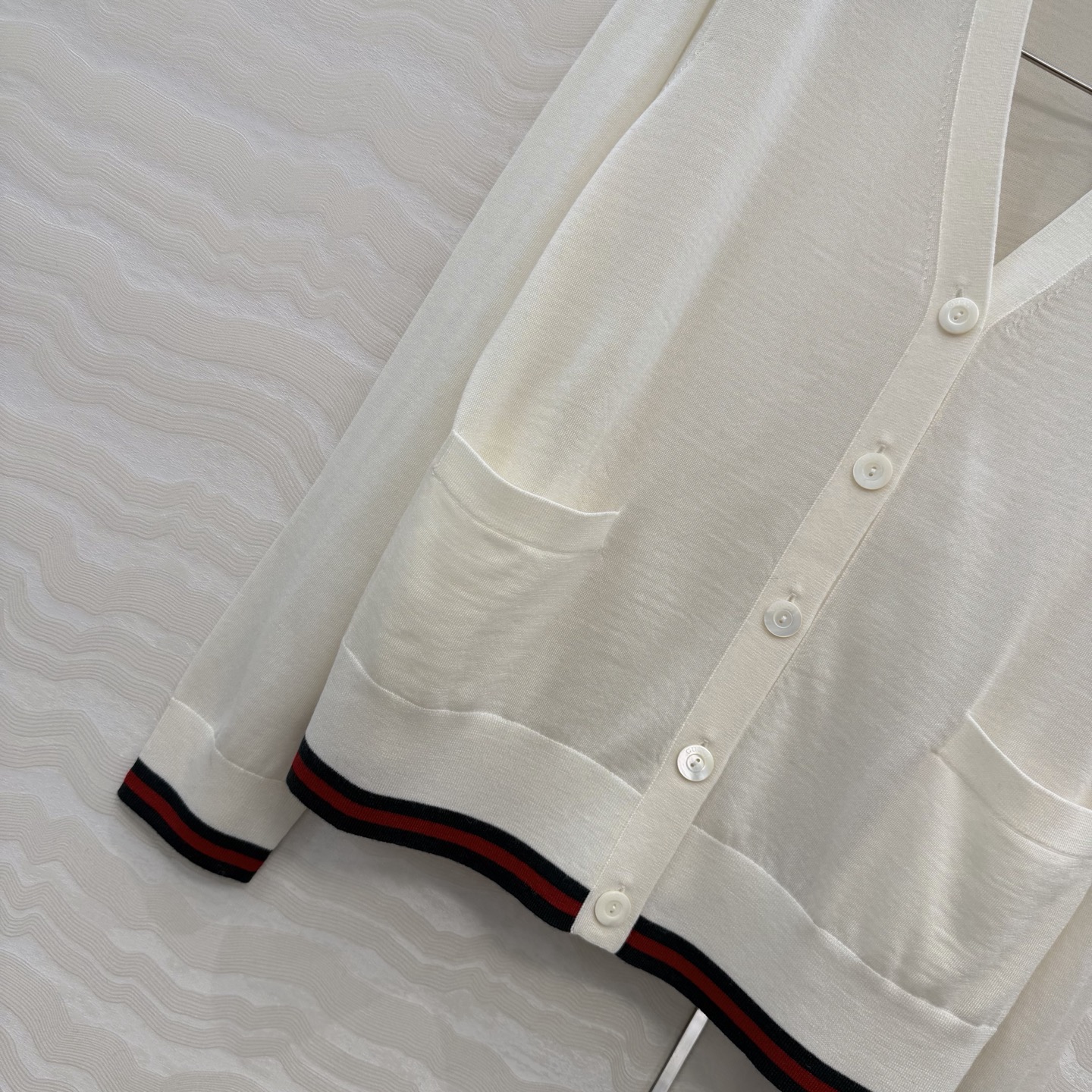 高端原单品质，❤️GG长期主义穿搭V领开衫！高定80支羊毛18针羊毛软糯细腻，定制瑞士机18针工艺，进口