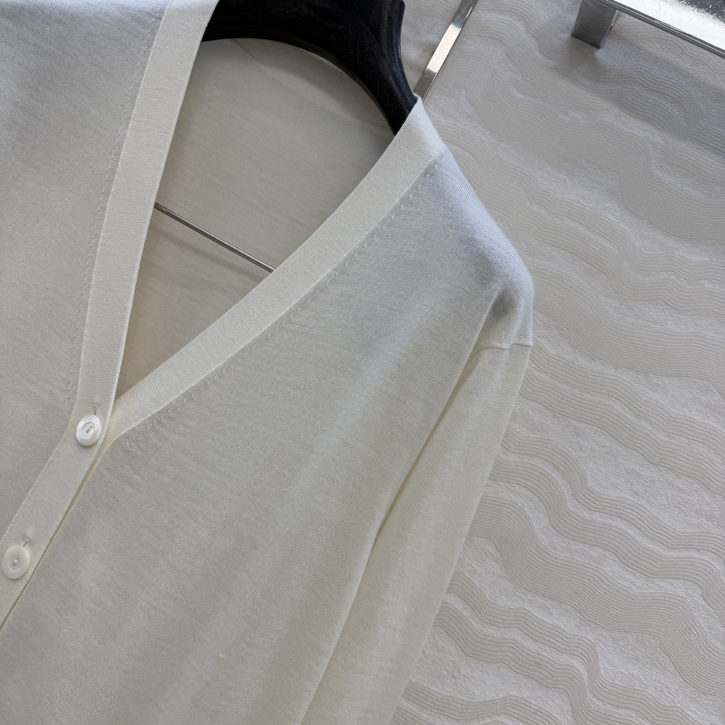 高端原单品质，❤️GG长期主义穿搭V领开衫！高定80支羊毛18针羊毛软糯细腻，定制瑞士机18针工艺，进口