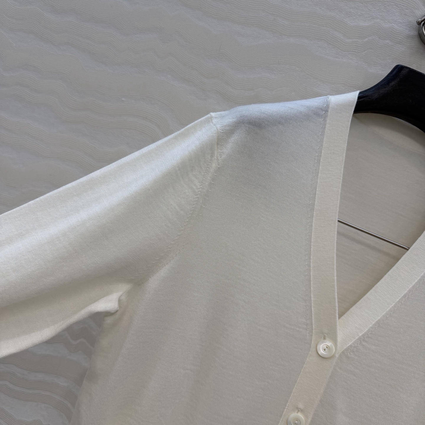 高端原单品质，❤️GG长期主义穿搭V领开衫！高定80支羊毛18针羊毛软糯细腻，定制瑞士机18针工艺，进口