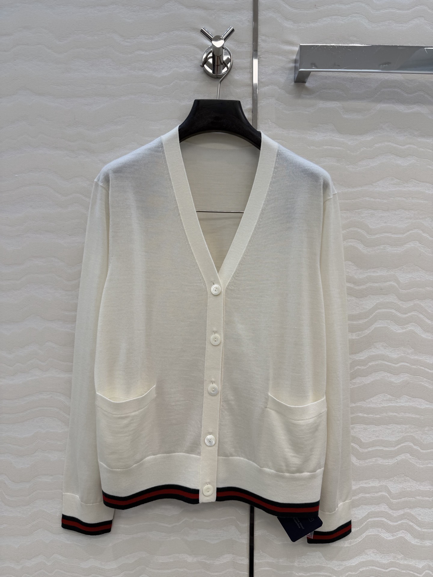 高端原单品质，❤️GG长期主义穿搭V领开衫！高定80支羊毛18针羊毛软糯细腻，定制瑞士机18针工艺，进口