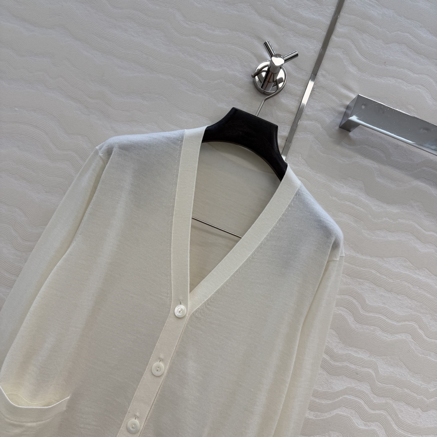 高端原单品质，❤️GG长期主义穿搭V领开衫！高定80支羊毛18针羊毛软糯细腻，定制瑞士机18针工艺，进口