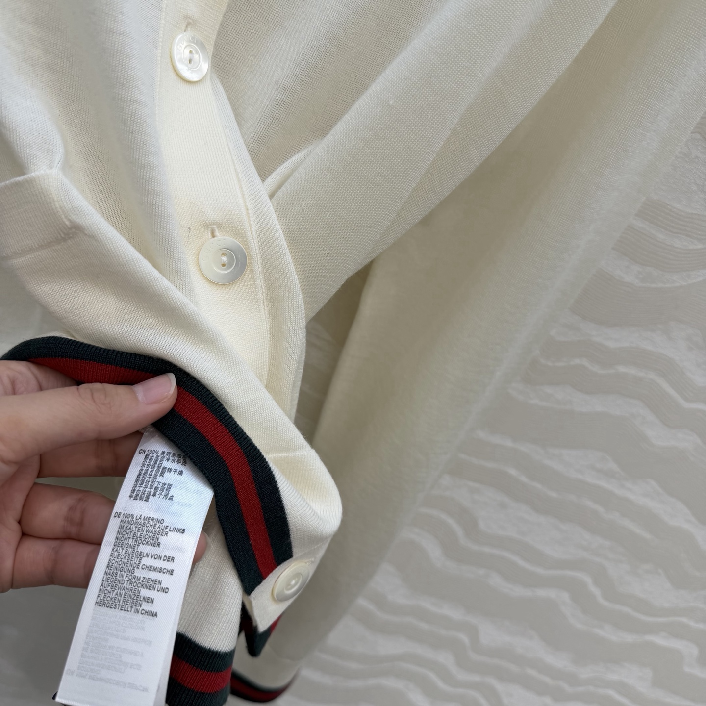 高端原单品质，❤️GG长期主义穿搭V领开衫！高定80支羊毛18针羊毛软糯细腻，定制瑞士机18针工艺，进口