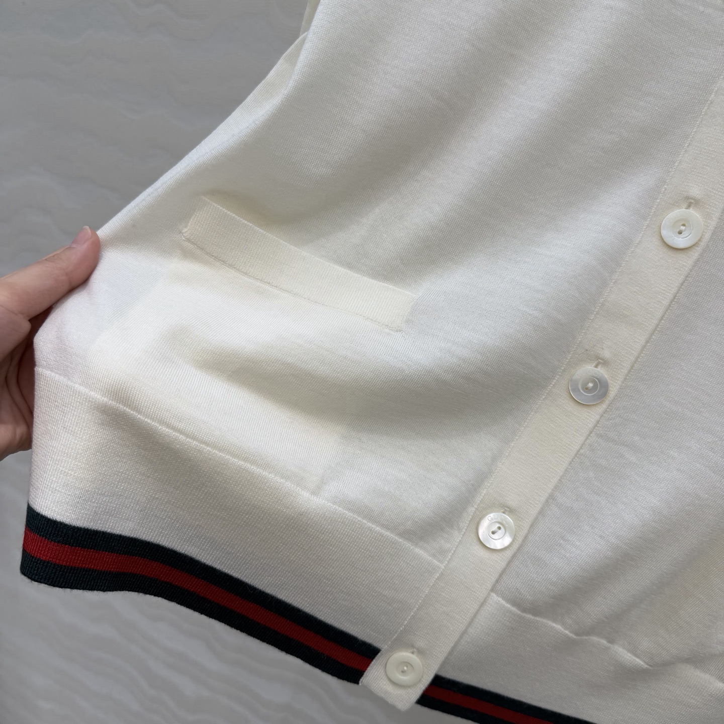 高端原单品质，❤️GG长期主义穿搭V领开衫！高定80支羊毛18针羊毛软糯细腻，定制瑞士机18针工艺，进口