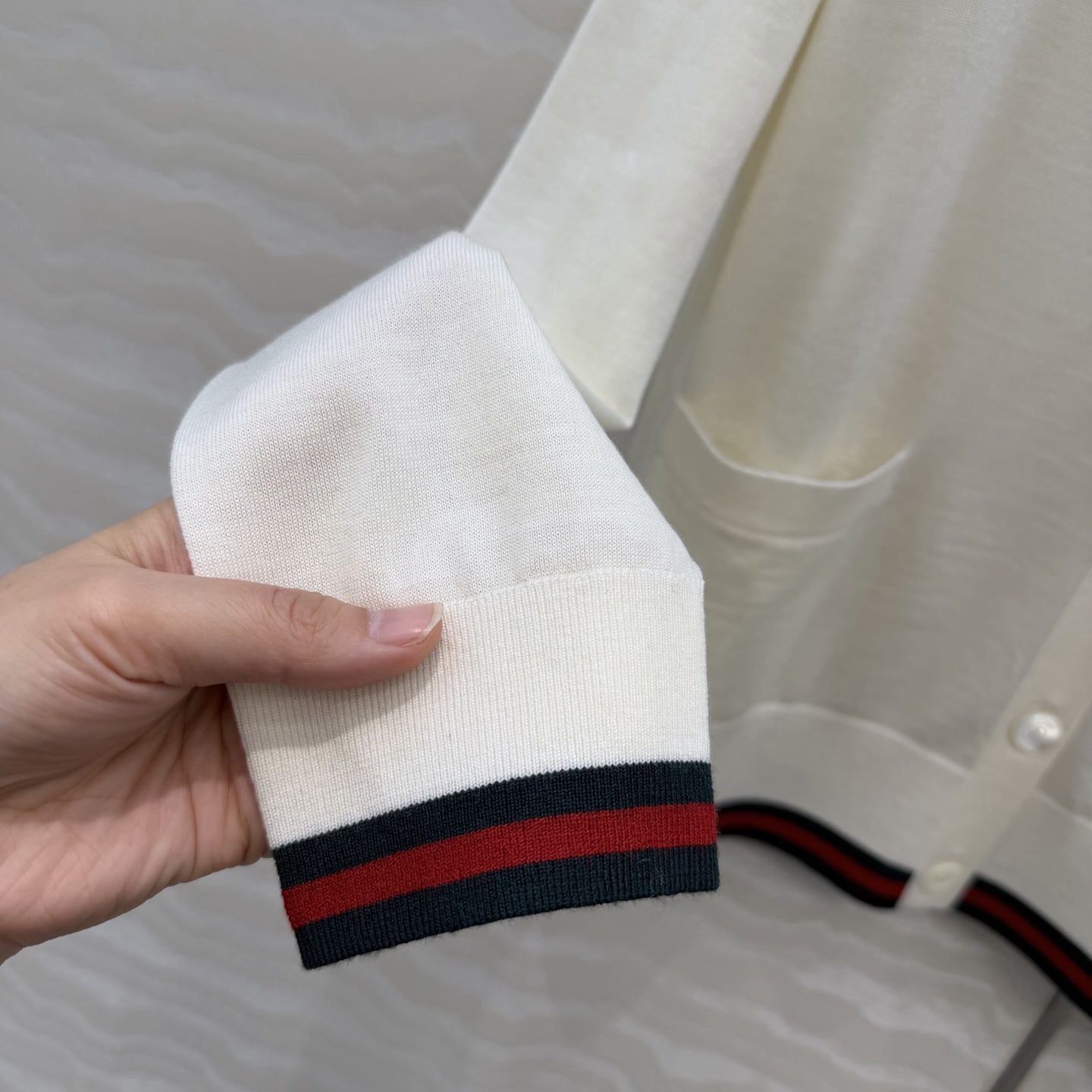 高端原单品质，❤️GG长期主义穿搭V领开衫！高定80支羊毛18针羊毛软糯细腻，定制瑞士机18针工艺，进口