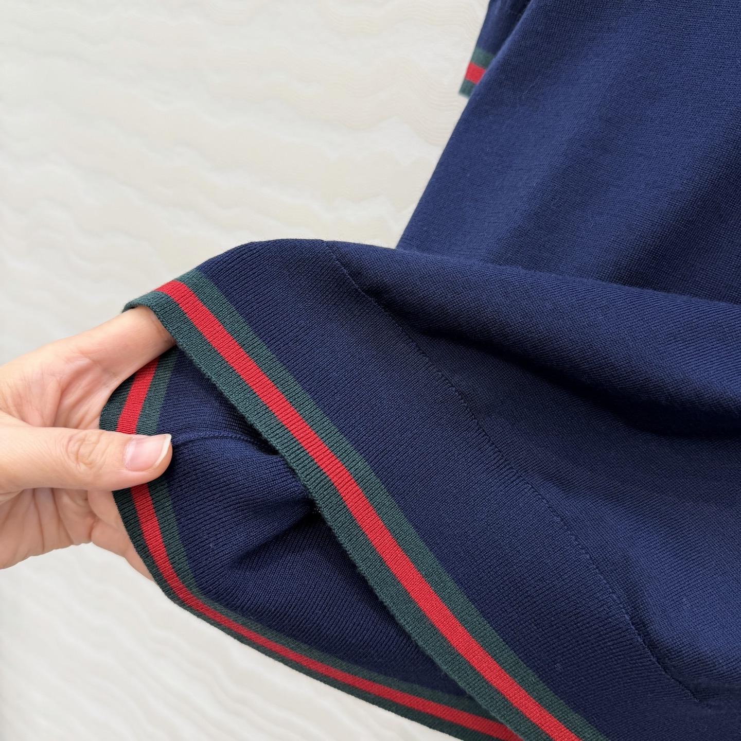 高端原单品质，❤️GG长期主义穿搭短袖上衣！高定80支羊毛18针羊毛软糯细腻，定制瑞士机18针工艺，进口