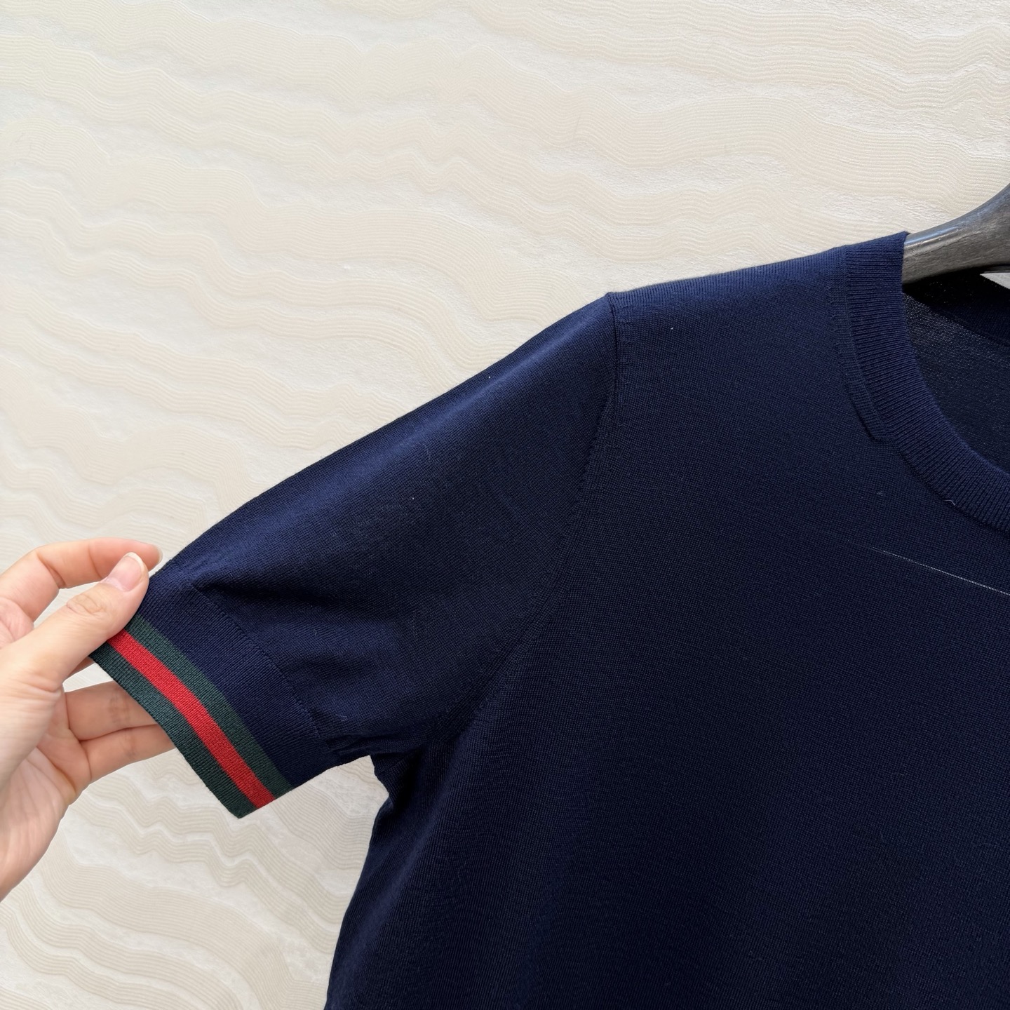 高端原单品质，❤️GG长期主义穿搭短袖上衣！高定80支羊毛18针羊毛软糯细腻，定制瑞士机18针工艺，进口