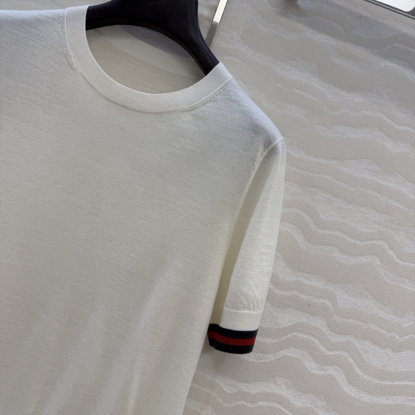 高端原单品质，❤️GG长期主义穿搭短袖上衣！高定80支羊毛18针羊毛软糯细腻，定制瑞士机18针工艺，进口