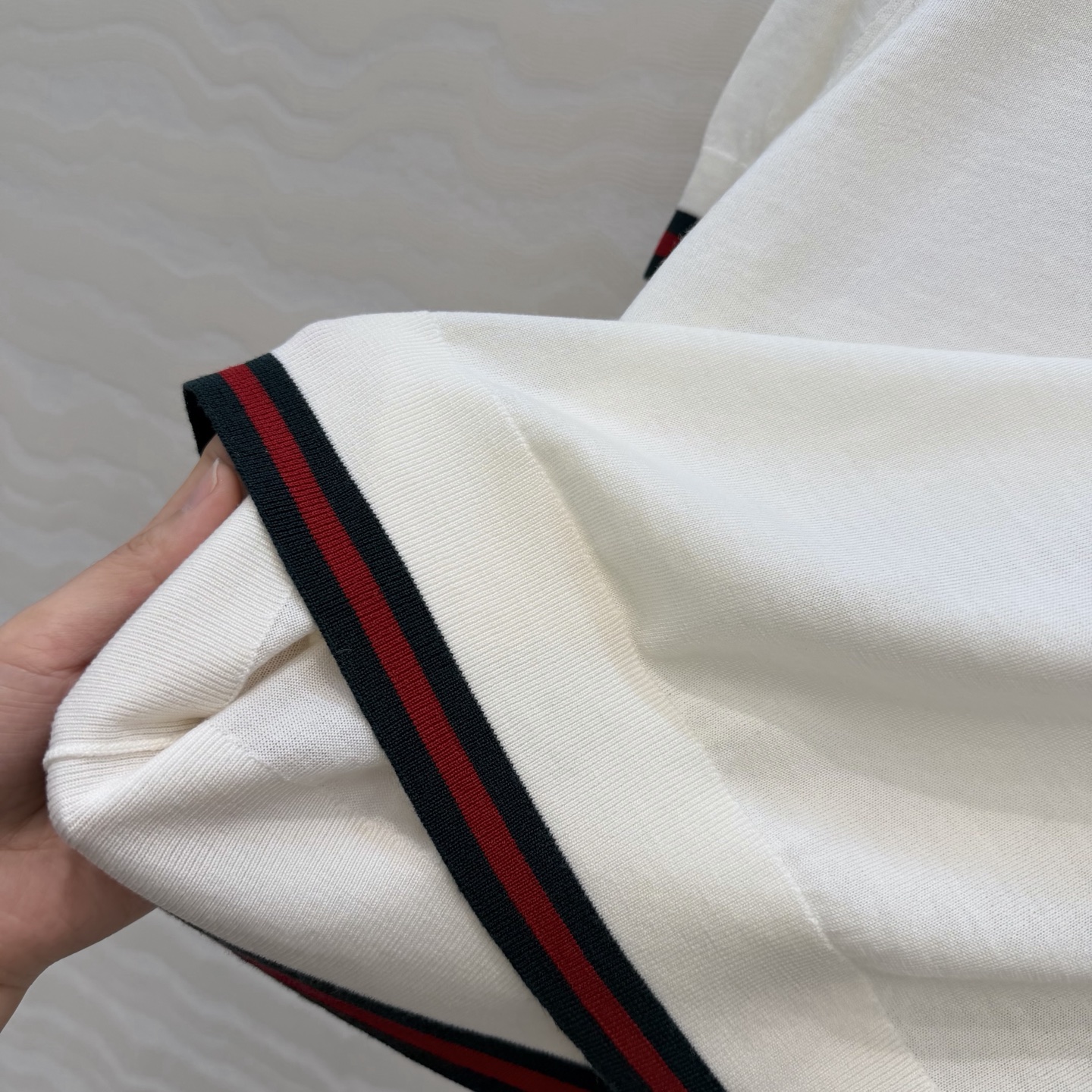 高端原单品质，❤️GG长期主义穿搭短袖上衣！高定80支羊毛18针羊毛软糯细腻，定制瑞士机18针工艺，进口