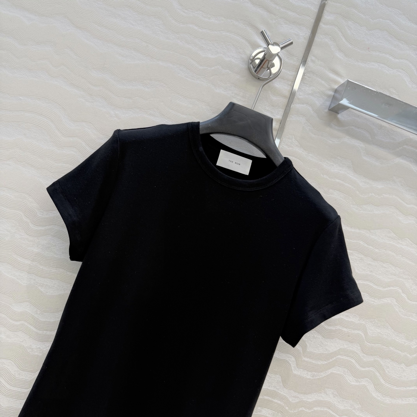 爆单推荐❤️原单品质。经典Row风羊毛短袖T。时髦精单品💕正肩修身小短款T恤。原版定制剪裁打造意式极简的