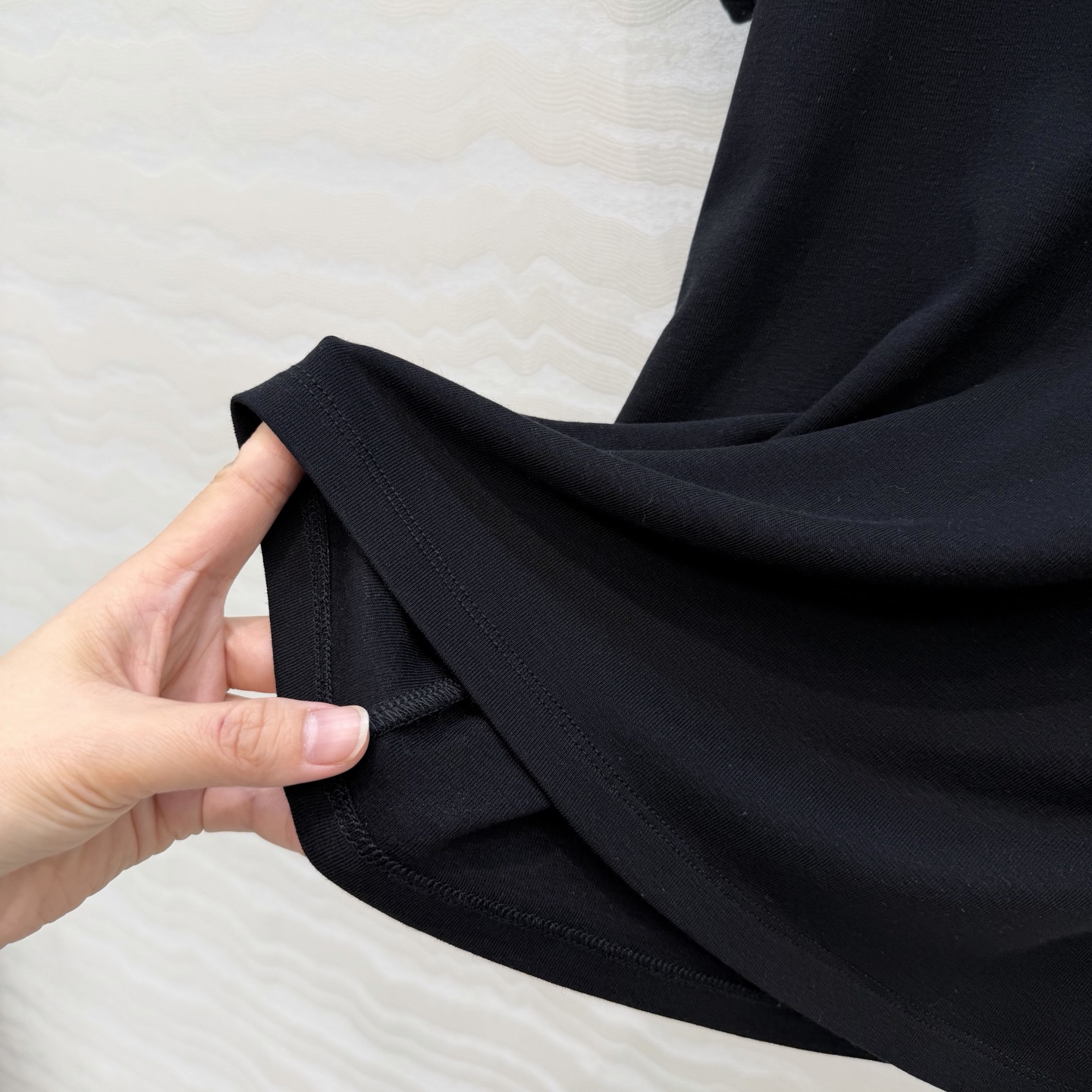 爆单推荐❤️原单品质。经典Row风羊毛短袖T。时髦精单品💕正肩修身小短款T恤。原版定制剪裁打造意式极简的