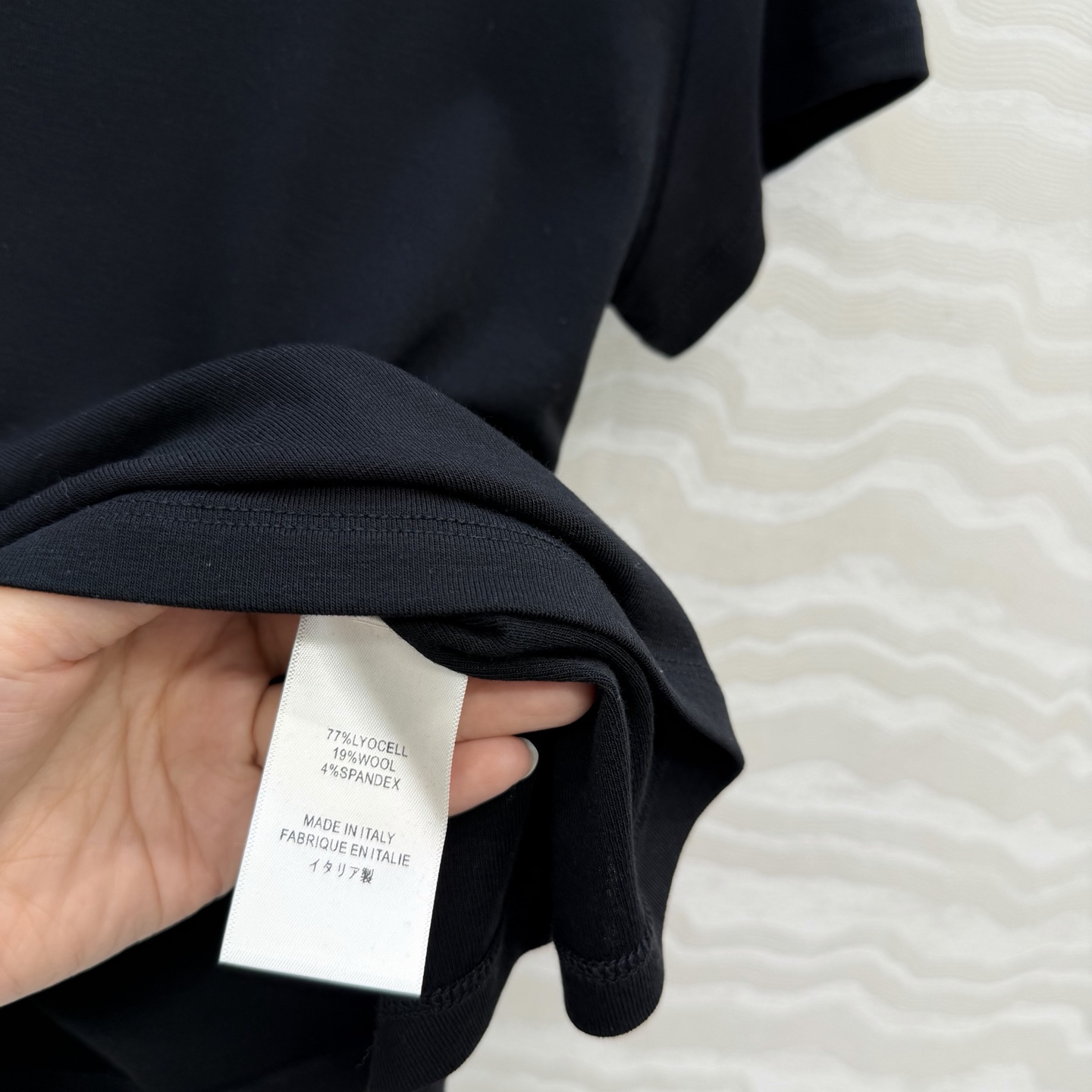 爆单推荐❤️原单品质。经典Row风羊毛短袖T。时髦精单品💕正肩修身小短款T恤。原版定制剪裁打造意式极简的