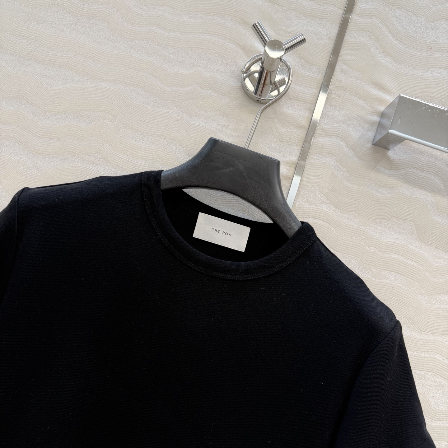 爆单推荐❤️原单品质。经典Row风羊毛短袖T。时髦精单品💕正肩修身小短款T恤。原版定制剪裁打造意式极简的