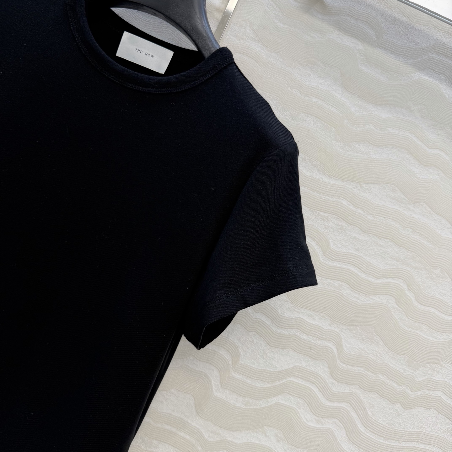 爆单推荐❤️原单品质。经典Row风羊毛短袖T。时髦精单品💕正肩修身小短款T恤。原版定制剪裁打造意式极简的