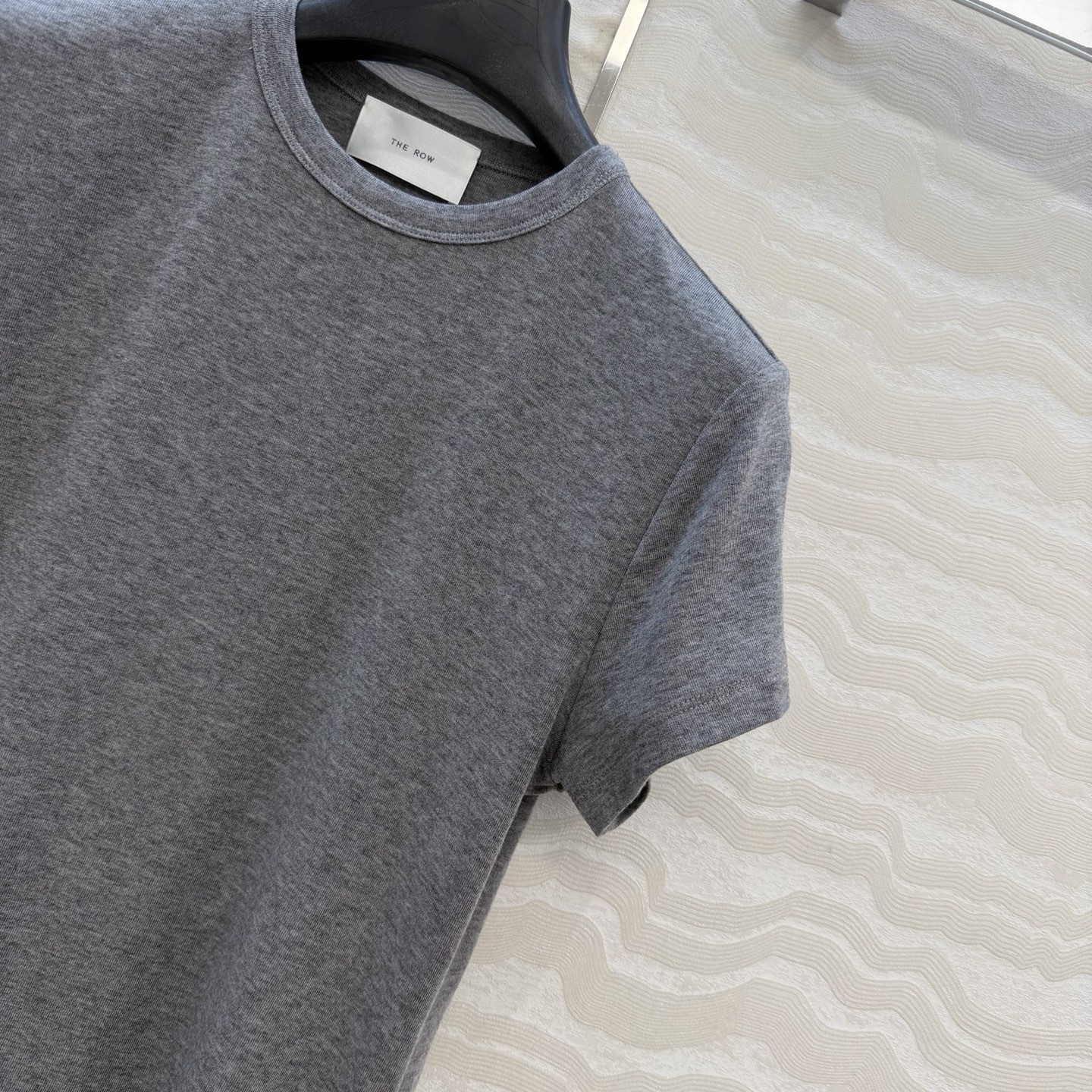 爆单推荐❤️原单品质。经典Row风羊毛短袖T。时髦精单品💕正肩修身小短款T恤。原版定制剪裁打造意式极简的