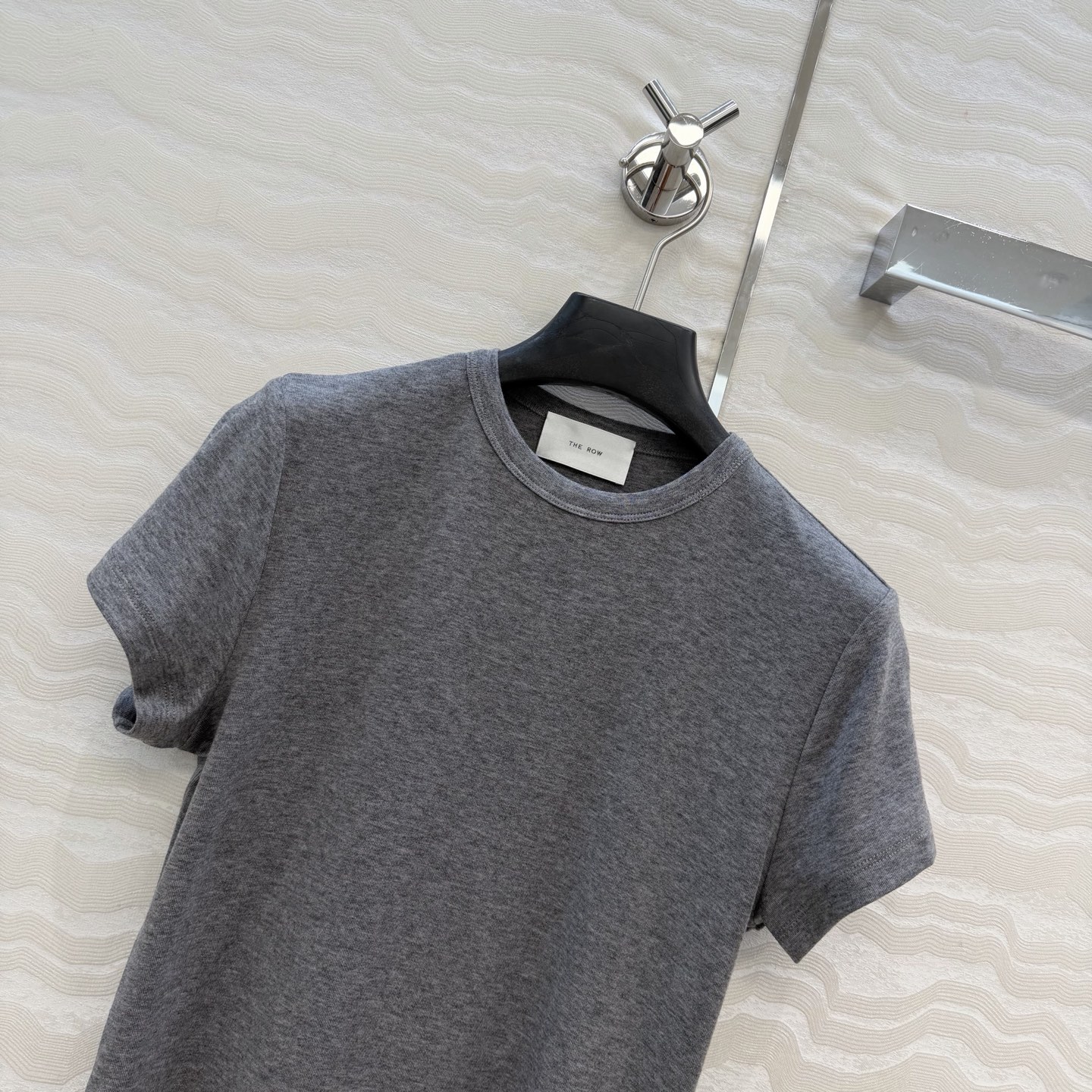 爆单推荐❤️原单品质。经典Row风羊毛短袖T。时髦精单品💕正肩修身小短款T恤。原版定制剪裁打造意式极简的