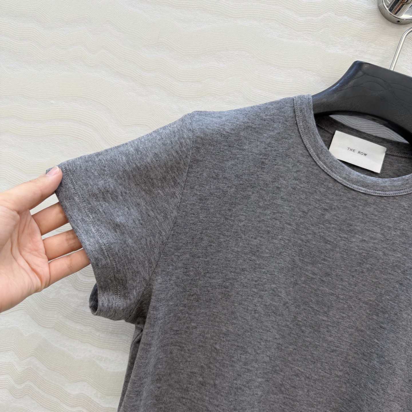 爆单推荐❤️原单品质。经典Row风羊毛短袖T。时髦精单品💕正肩修身小短款T恤。原版定制剪裁打造意式极简的