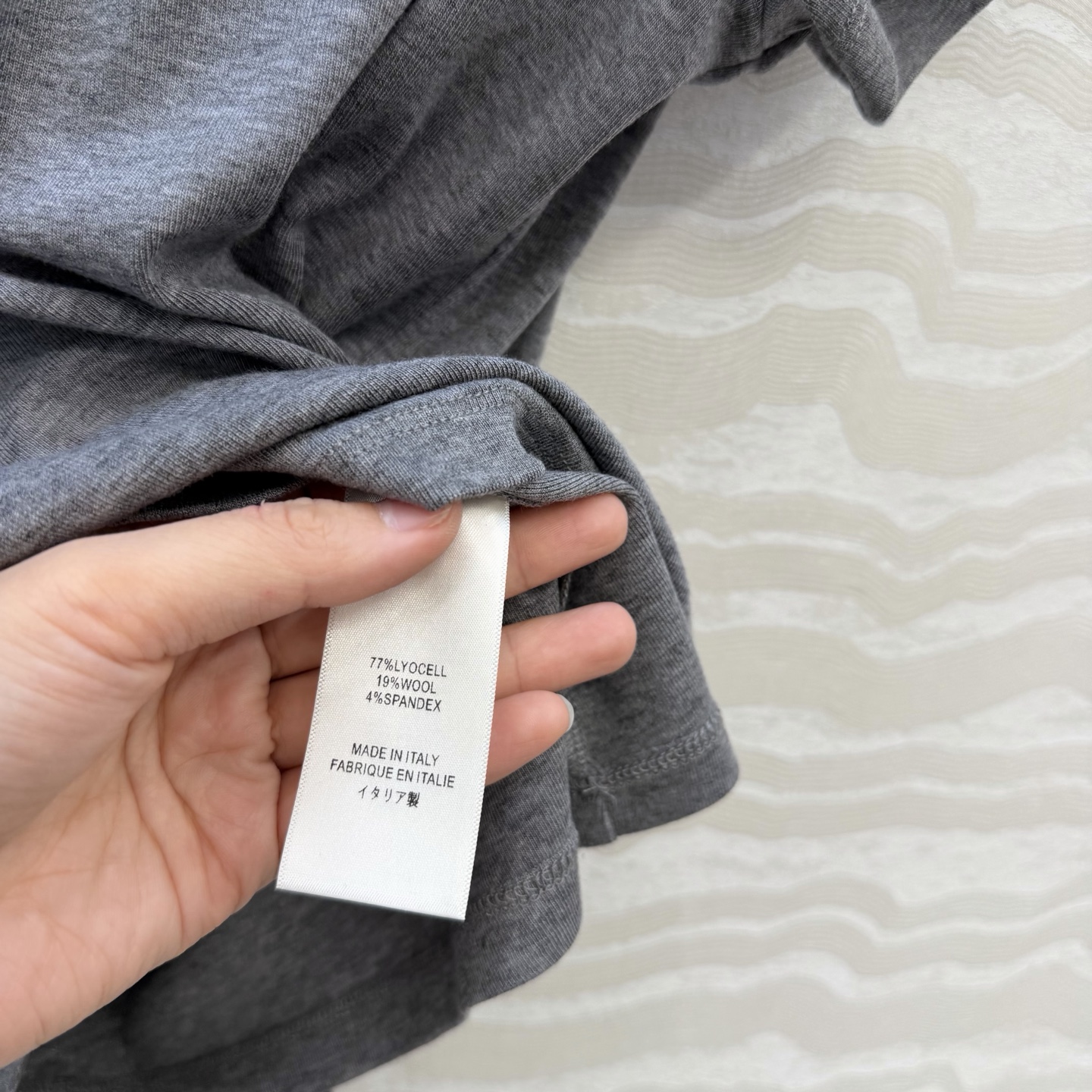 爆单推荐❤️原单品质。经典Row风羊毛短袖T。时髦精单品💕正肩修身小短款T恤。原版定制剪裁打造意式极简的