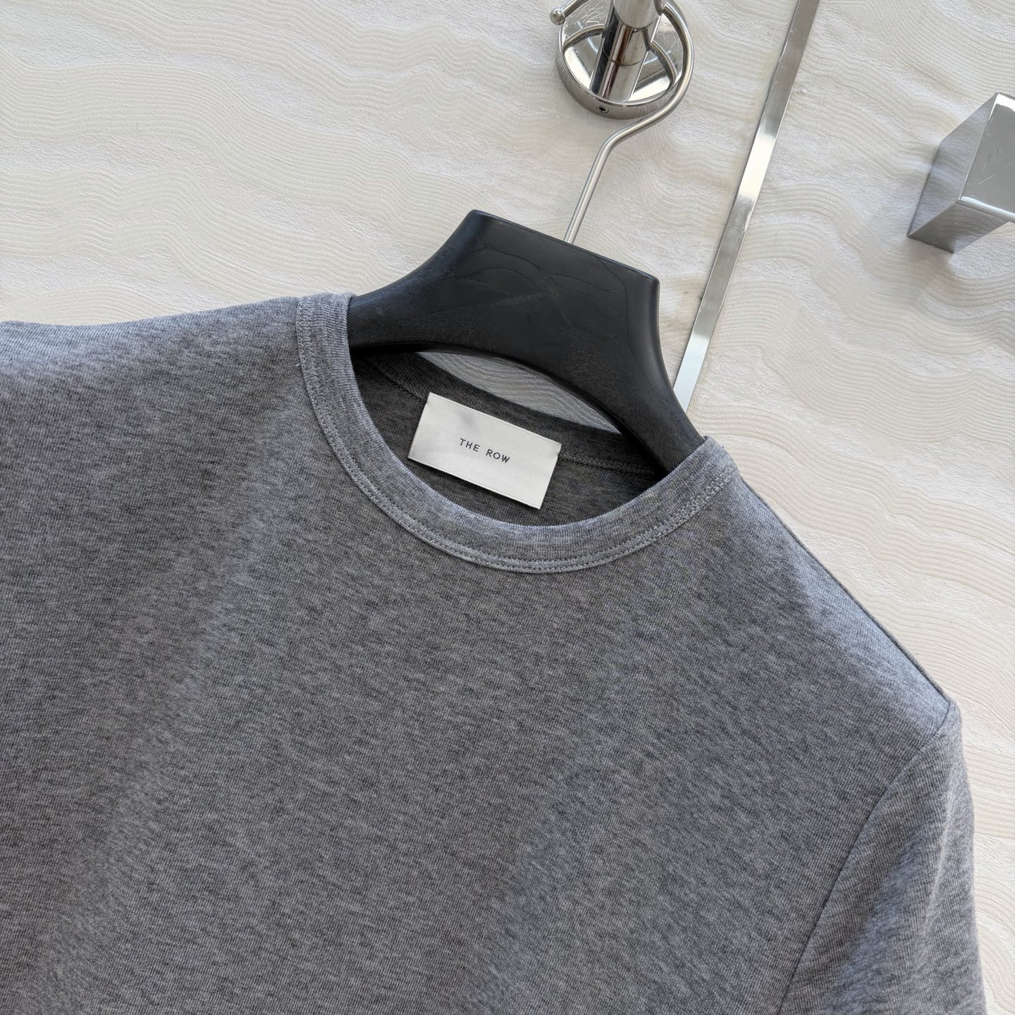 爆单推荐❤️原单品质。经典Row风羊毛短袖T。时髦精单品💕正肩修身小短款T恤。原版定制剪裁打造意式极简的