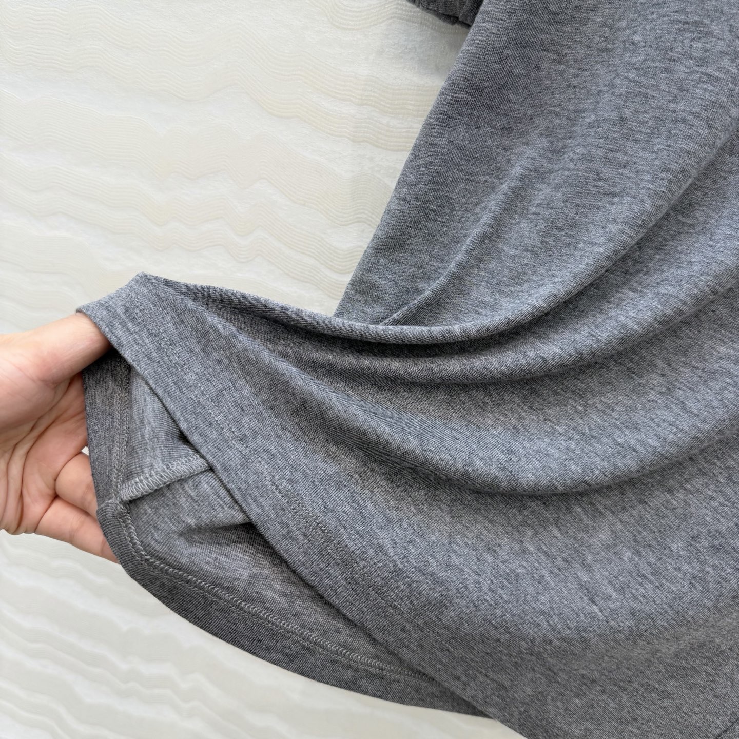 爆单推荐❤️原单品质。经典Row风羊毛短袖T。时髦精单品💕正肩修身小短款T恤。原版定制剪裁打造意式极简的