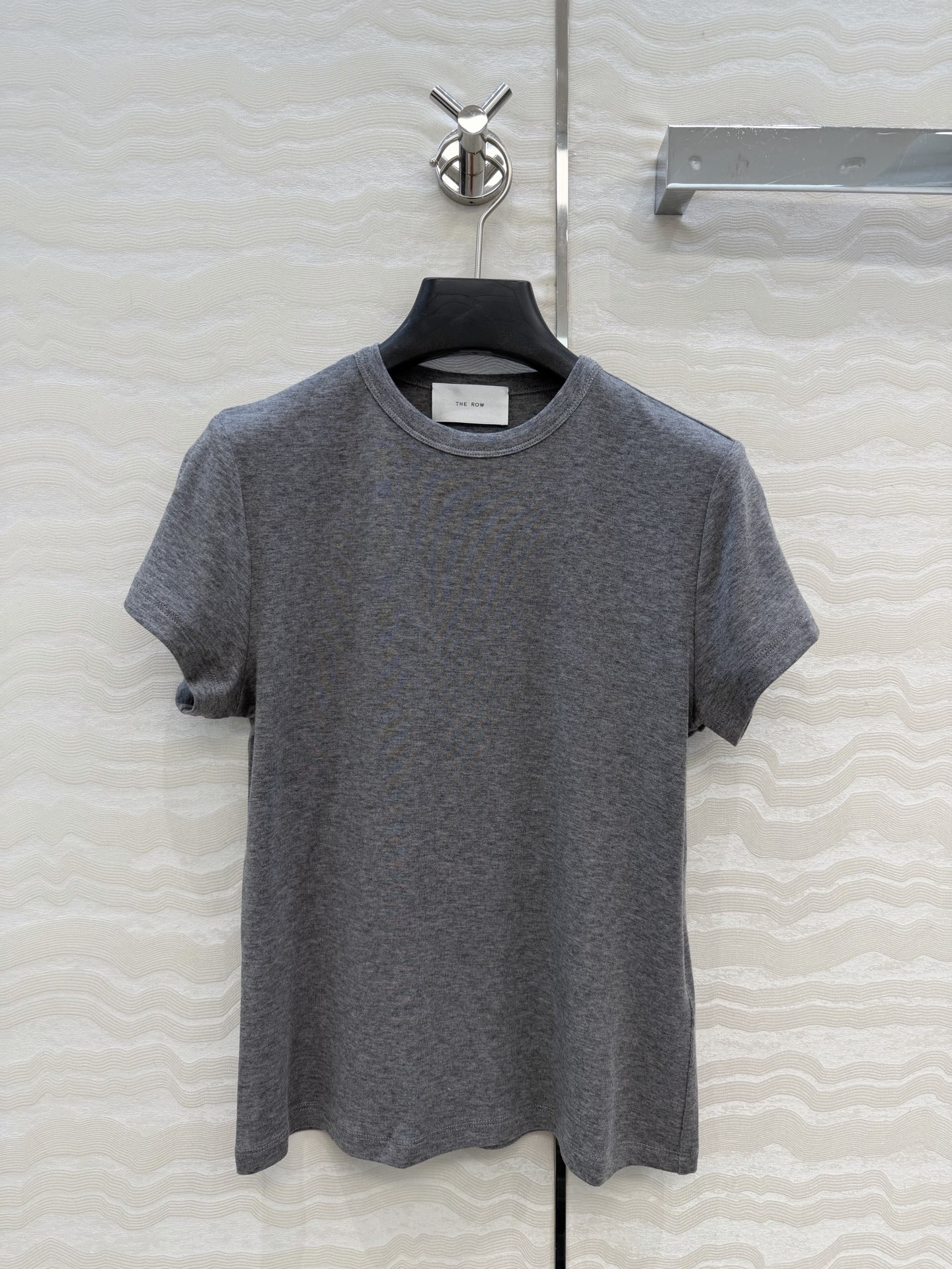 爆单推荐❤️原单品质。经典Row风羊毛短袖T。时髦精单品💕正肩修身小短款T恤。原版定制剪裁打造意式极简的