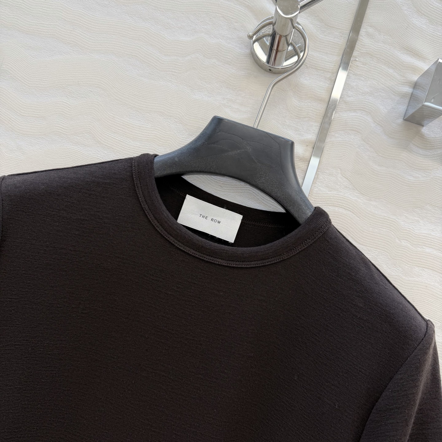 爆单推荐❤️原单品质。经典Row风羊毛短袖T。时髦精单品💕正肩修身小短款T恤。原版定制剪裁打造意式极简的
